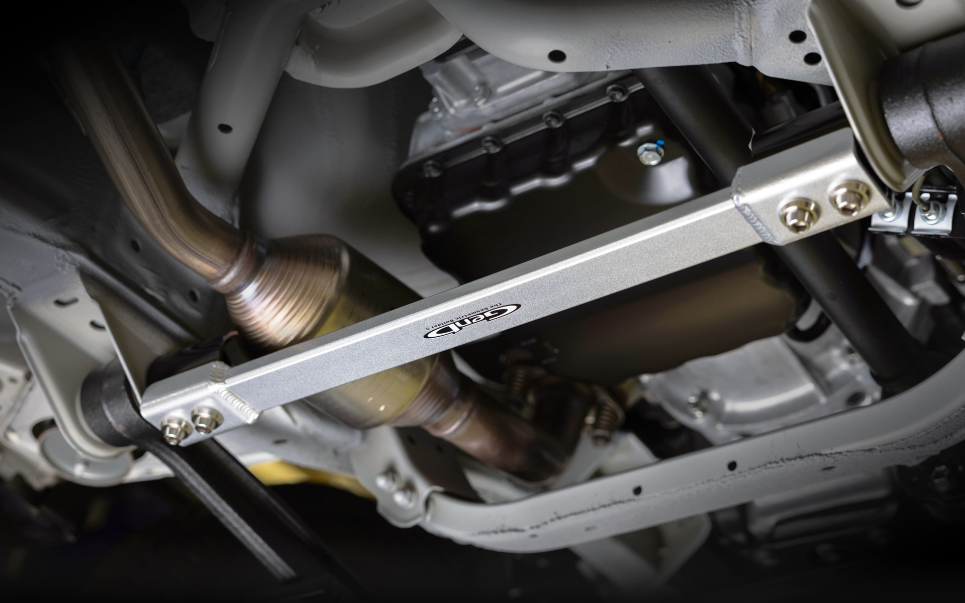 フロント側のリーディングアームにサスペンションピボットブレースを装着した状態