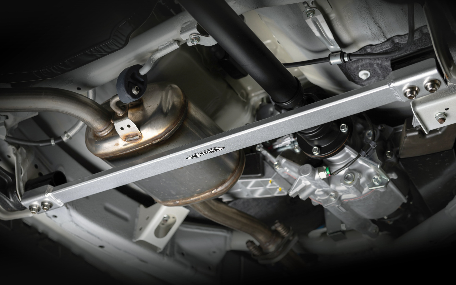 リア側のトレーリングアーム部分にサスペンションピボットブレースを装着した状態