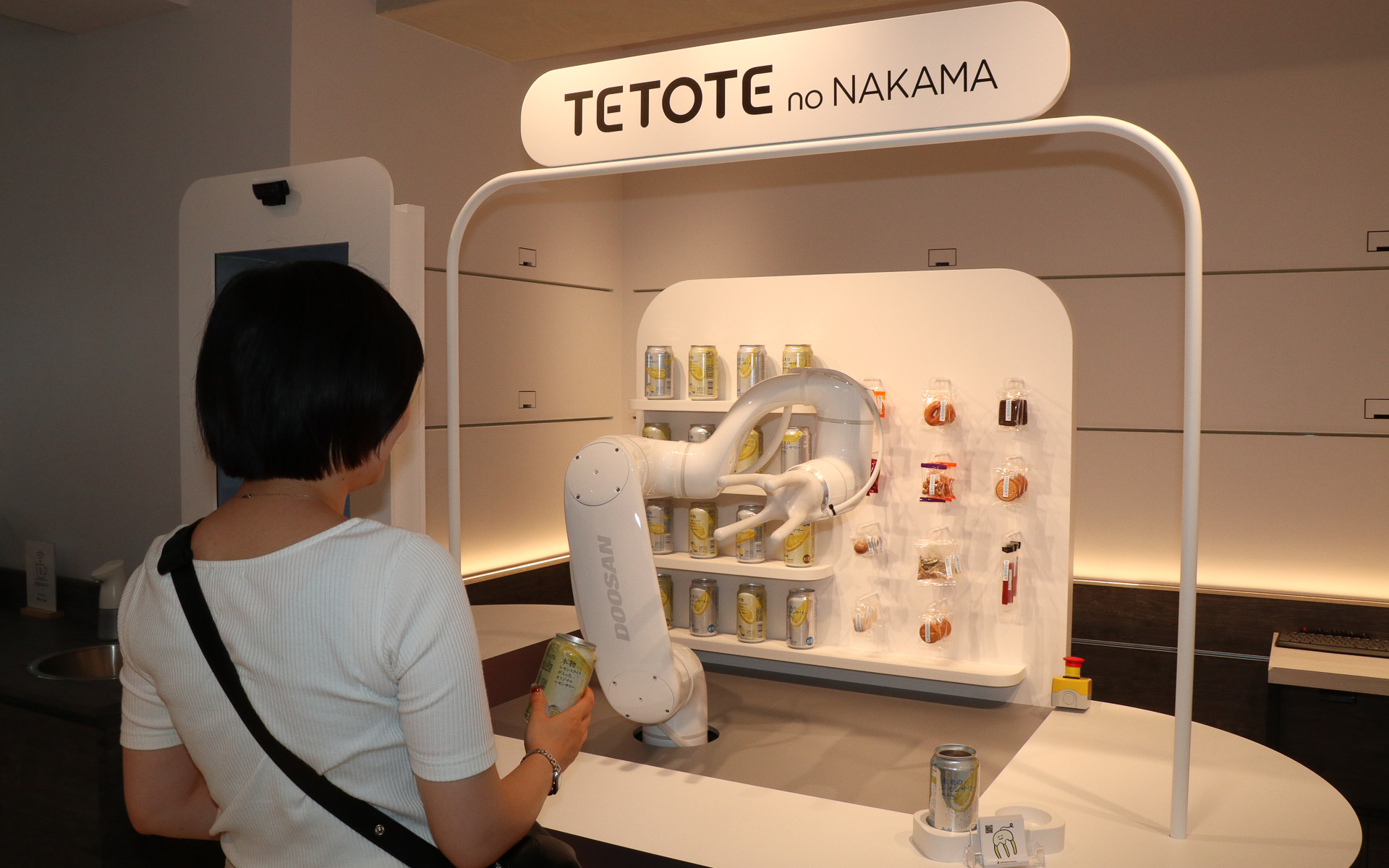 ソフトロボットハンド「TETOTE」（てとて）と乾杯できるイベントが開催中