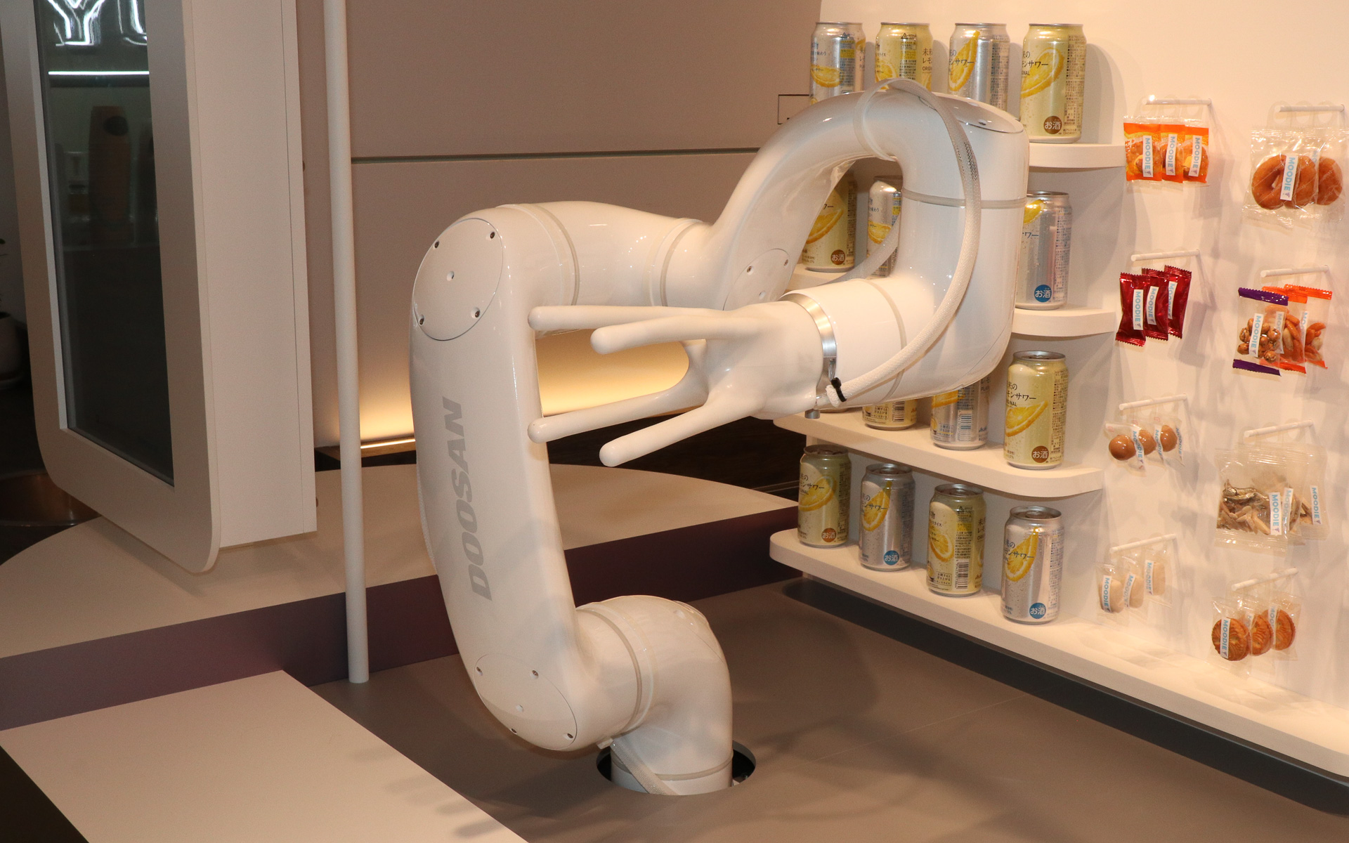 Doosan Robotics製のロボットアームの先端にソフトロボティクス ベンチャーズのTETOTEが設置されている