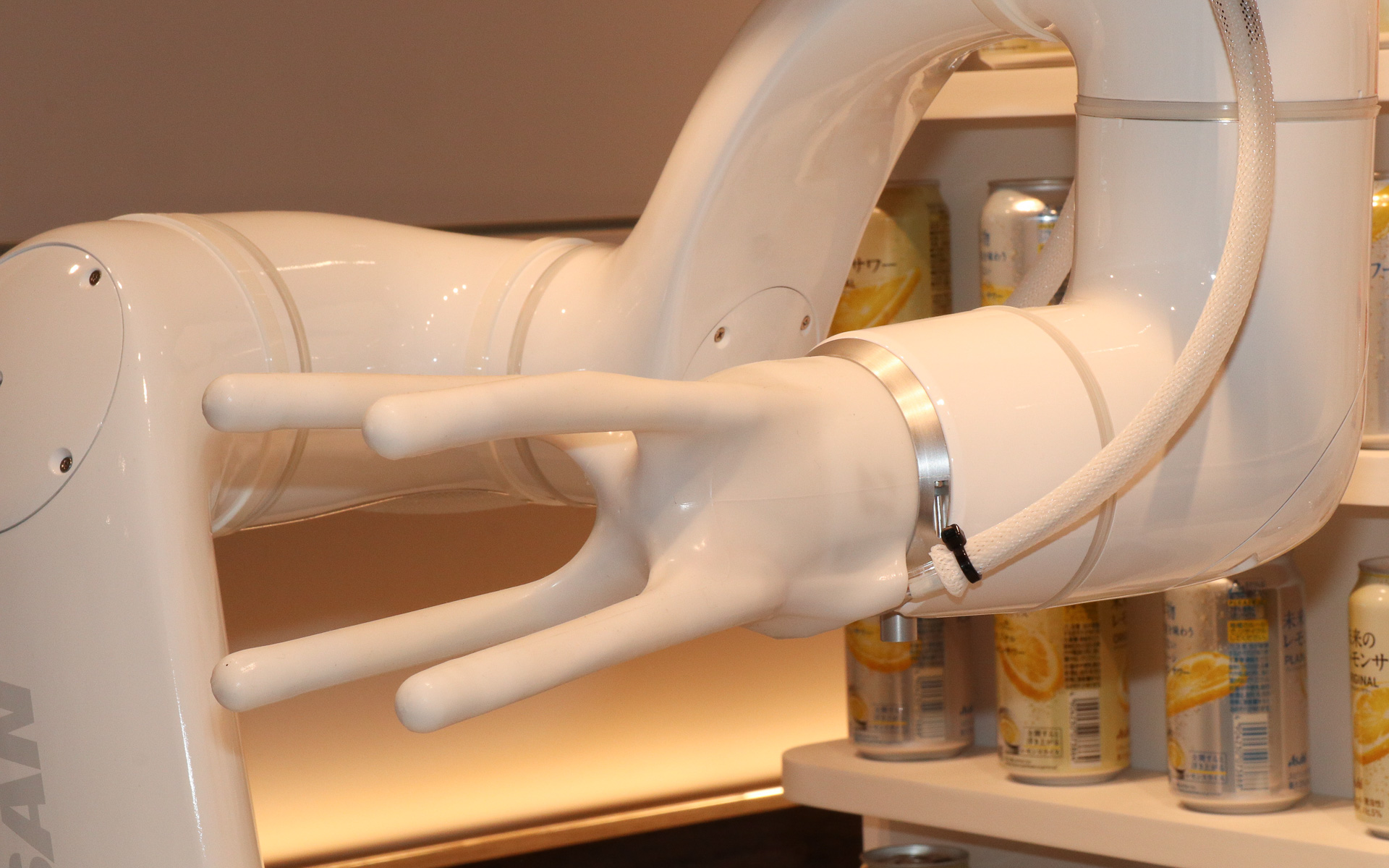 Doosan Robotics製のロボットアームの先端にソフトロボティクス ベンチャーズのTETOTEが設置されている