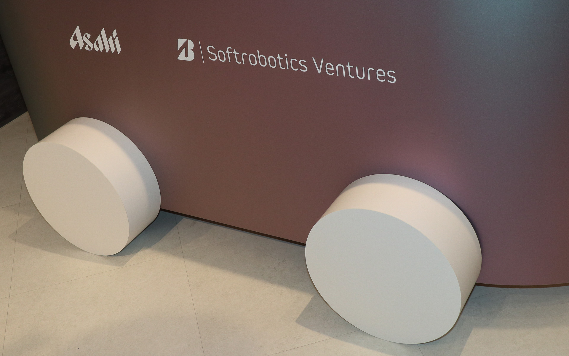 正面にアサヒビールとブリヂストン、ソフトロボティクス ベンチャーズのロゴマークを設定。アサヒビールとブリヂストンの企業ロゴが並ぶのは極めて珍しい。下にはタイヤを模した装飾も施され、「どこにでも出張できる屋台」をイメージしたデザインになっている