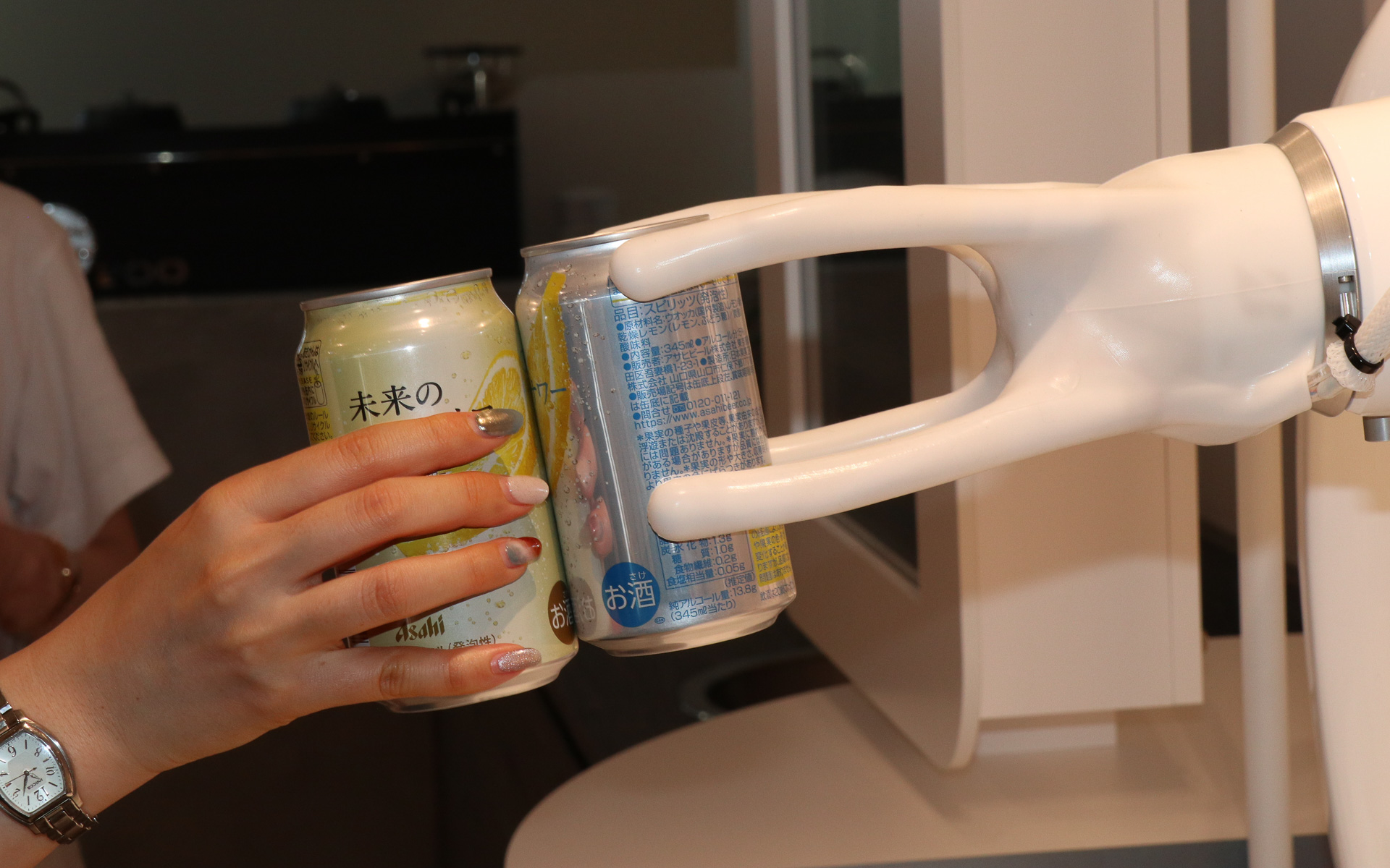 乾杯前にロボットアームが体験する人の気分に合わせてクネクネとダンスを披露。そこから右側に置かれた未来のレモンサワーの空き缶を優しく掴んで乾杯に入る