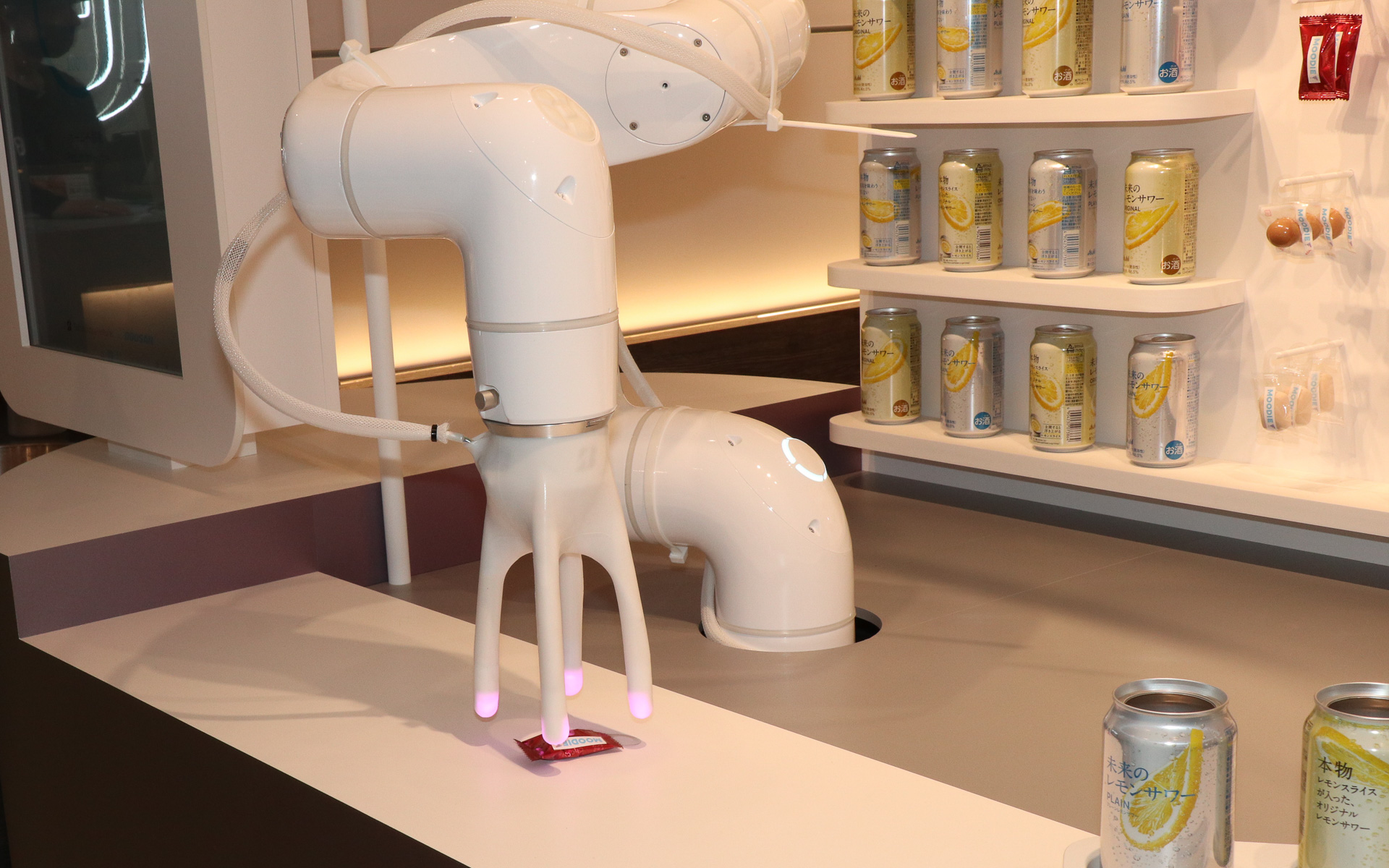 乾杯後は、後ろの壁面に並んだおつまみやお菓子の中から1つを選んでプレゼント