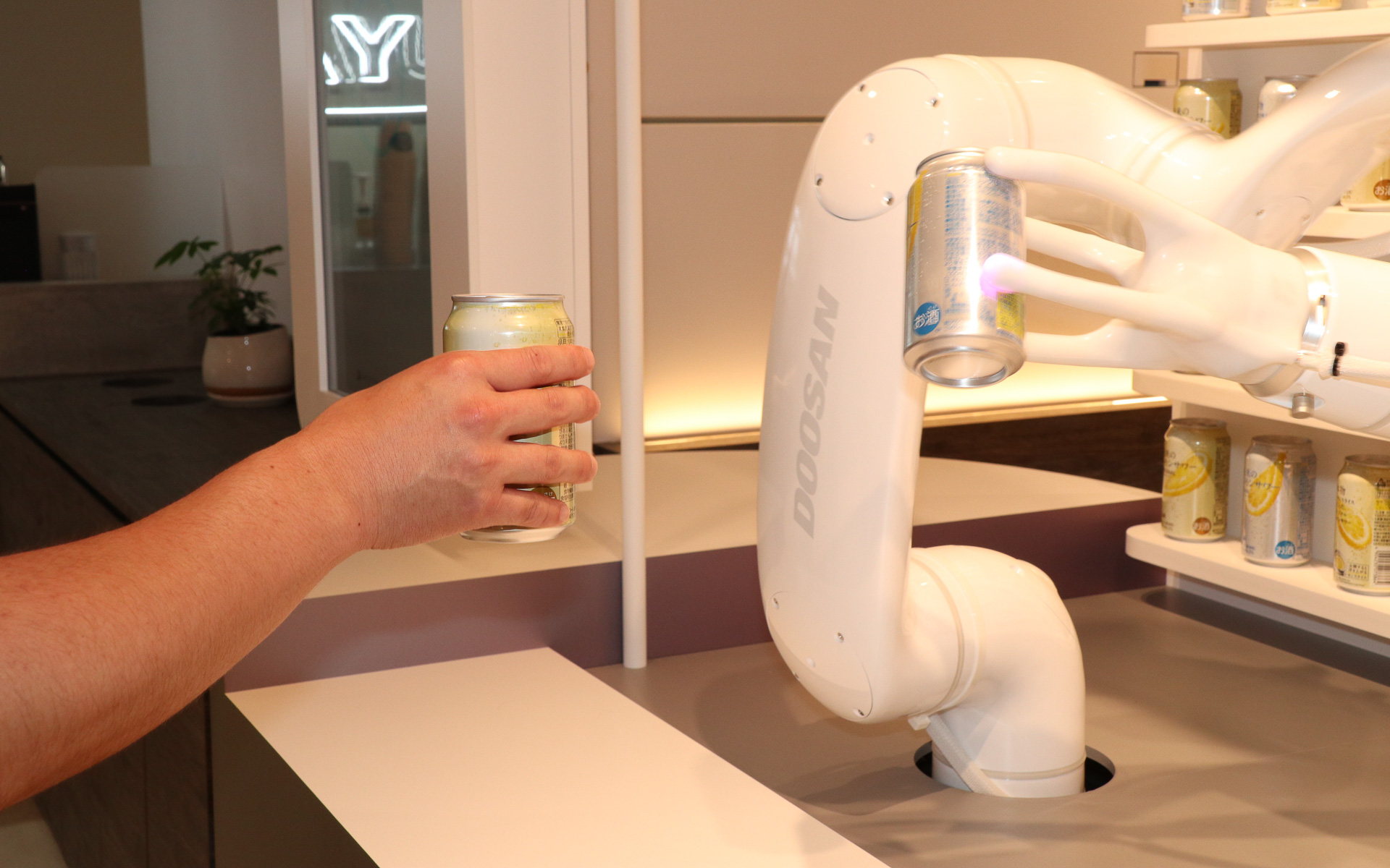 今回の展示は準備期間が短かったため、アームはプログラムに書き込まれた内容どおりに動作する設定。乾杯と聞いた体験者がアームの動きに合わせて缶を当てにいくと、アームにグイッと押し込まれて驚くような場面もあった