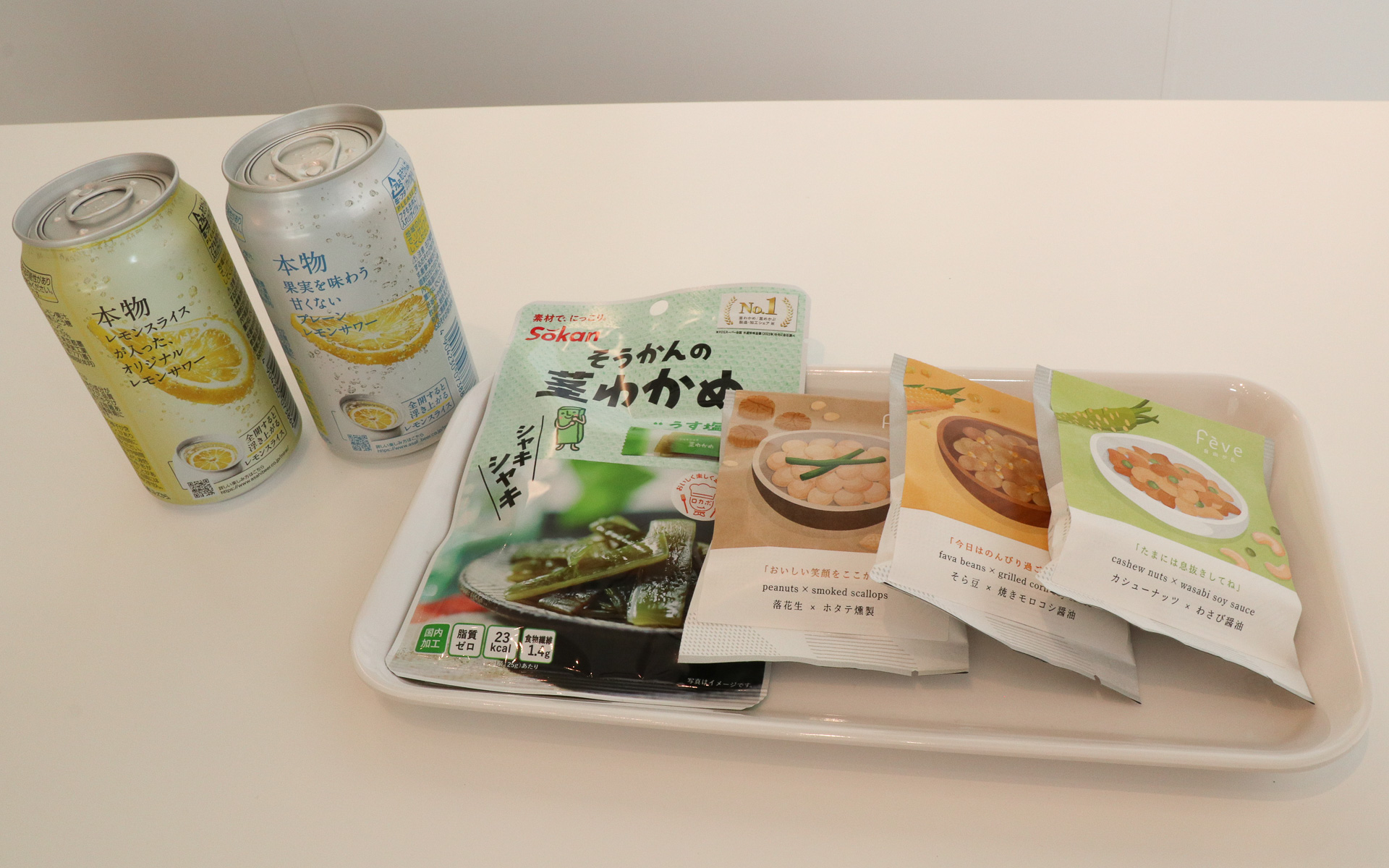 会場では未来のレモンサワー 345ml缶のオリジナルかプレーンのどちらか1本とおつまみのいずれかをセットにした「ペアリングセット」（300円）も販売。オリジナルとプレーン両方の同時購入も可能だが、その場でフタを開けて場内で飲むことが条件になる