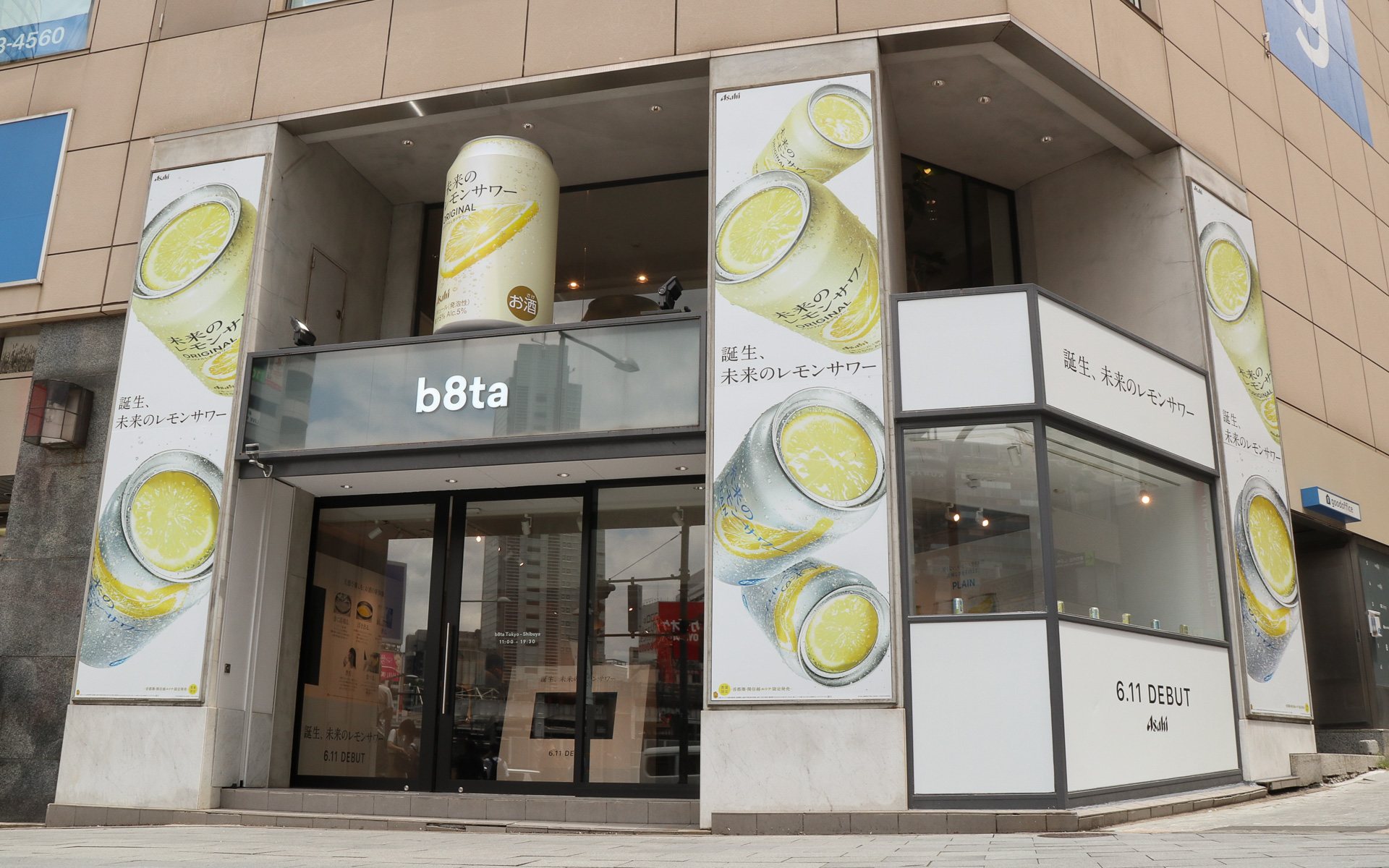 b8ta Tokyo-Shibuyaの外観も未来のレモンサワー仕様に変更されている