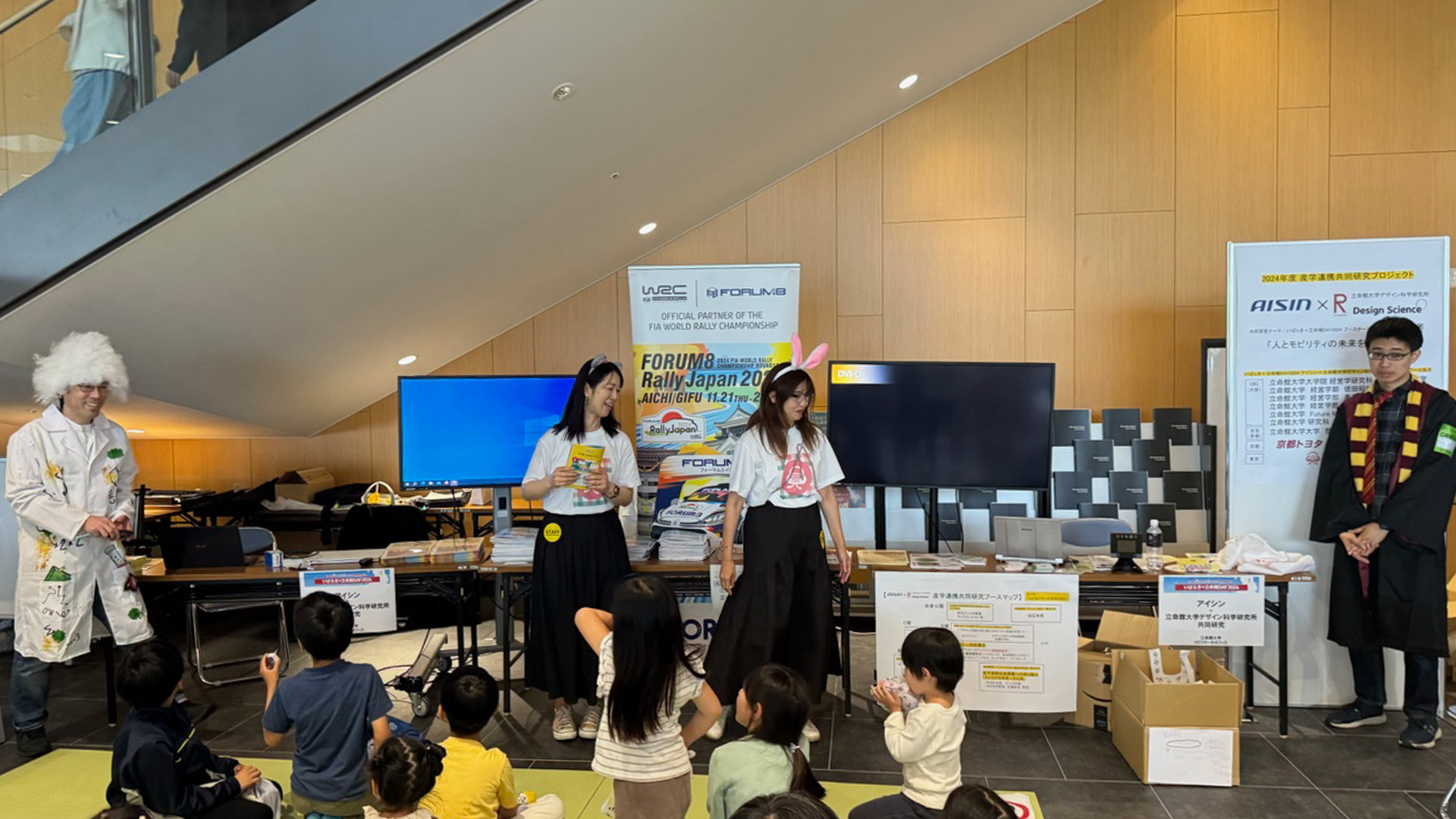 性被害防止カルタでテンションが上がった子どもたちは、そのままの勢いで私たちOKISHUの交通安全ミニ講習も楽しそうに聞いてくれました。今回、ブース全体で子どもたちに喜んでもらおうということで、先生たちはお茶の水博士のようなカツラに白衣。私と吉田由美さんはウサギとネズミのカチューシャ。学生さんたちはハリーポッターの衣装で参加しました