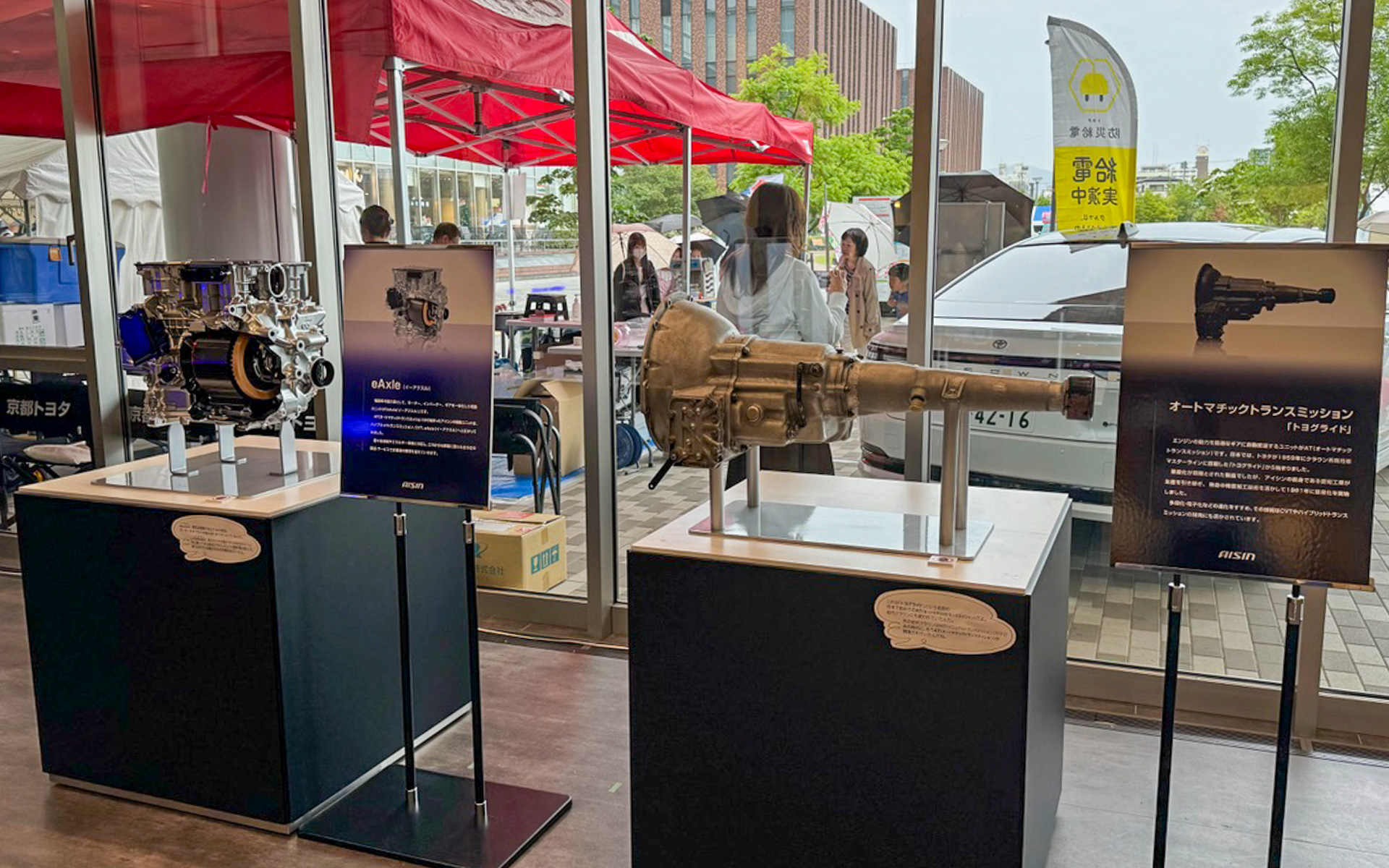 さまざまな分野で幅広い製品を提供しているアイシンでは、65年の進化を感じてもらおうということで、初代クラウン搭載のトヨグライドと、最新クラウン搭載のイーアクスルを並べて展示。見比べるとどれほどコンパクトに、多機能になったかが実感できますね