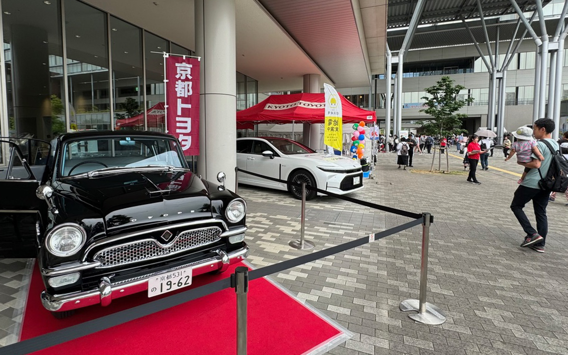 京都トヨタさんも参加して、きれいにレストアした初代クラウンの実車を展示。ボンネットを開けたり、エンジンをふかしたり、乗車することもできてみんな大興奮。隣りの最新クラウンFCEVは、外部給電を使ってかき氷をサービスしていて子どもたちに大人気でした