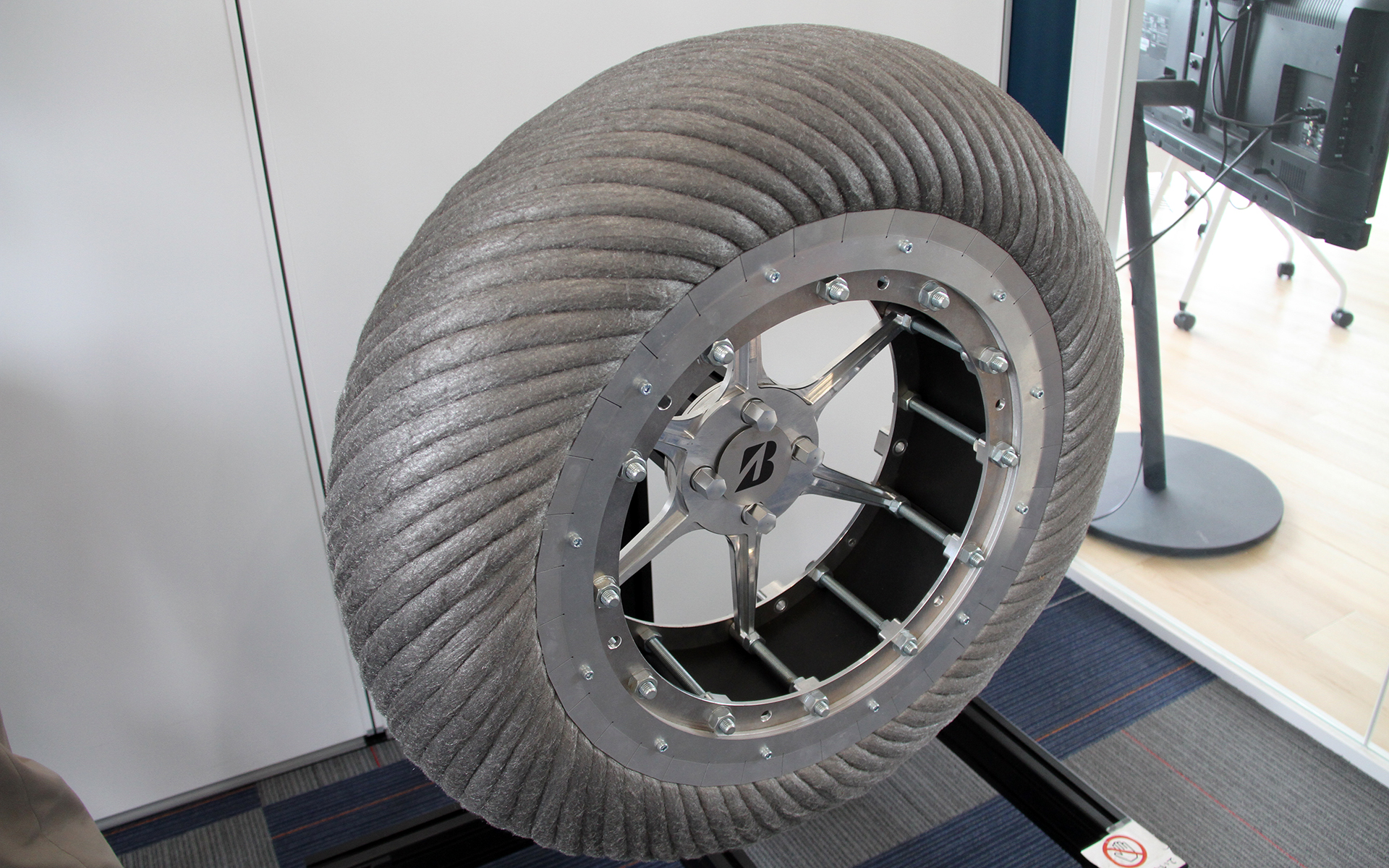 骨格構造にコイルスプリングを採用した第1世代の月面探査車用タイヤ