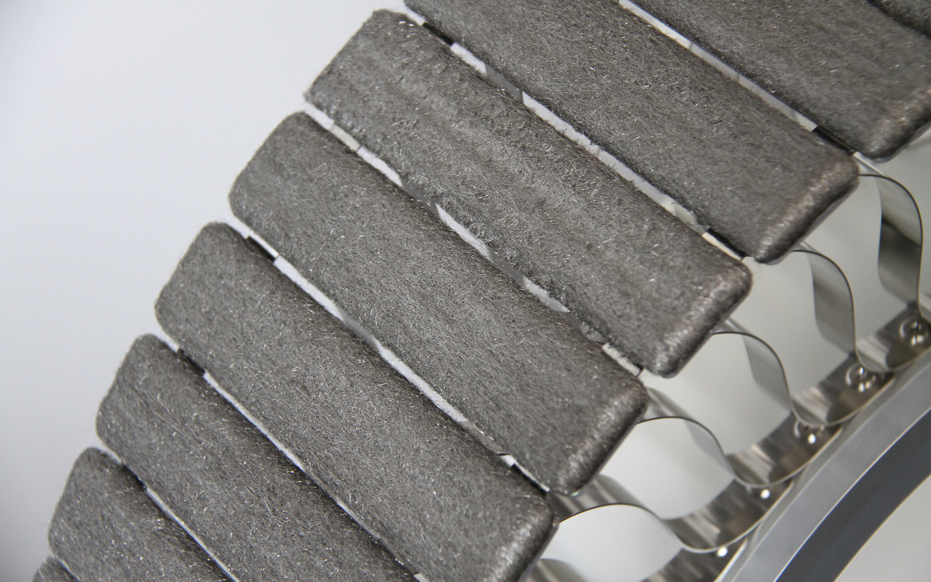 金属（ステンレス）製スポークを採用うるとともに、次世代タイヤ「エアフリー」で培ってきた技術を活かした第2世代の月面探査車用タイヤ