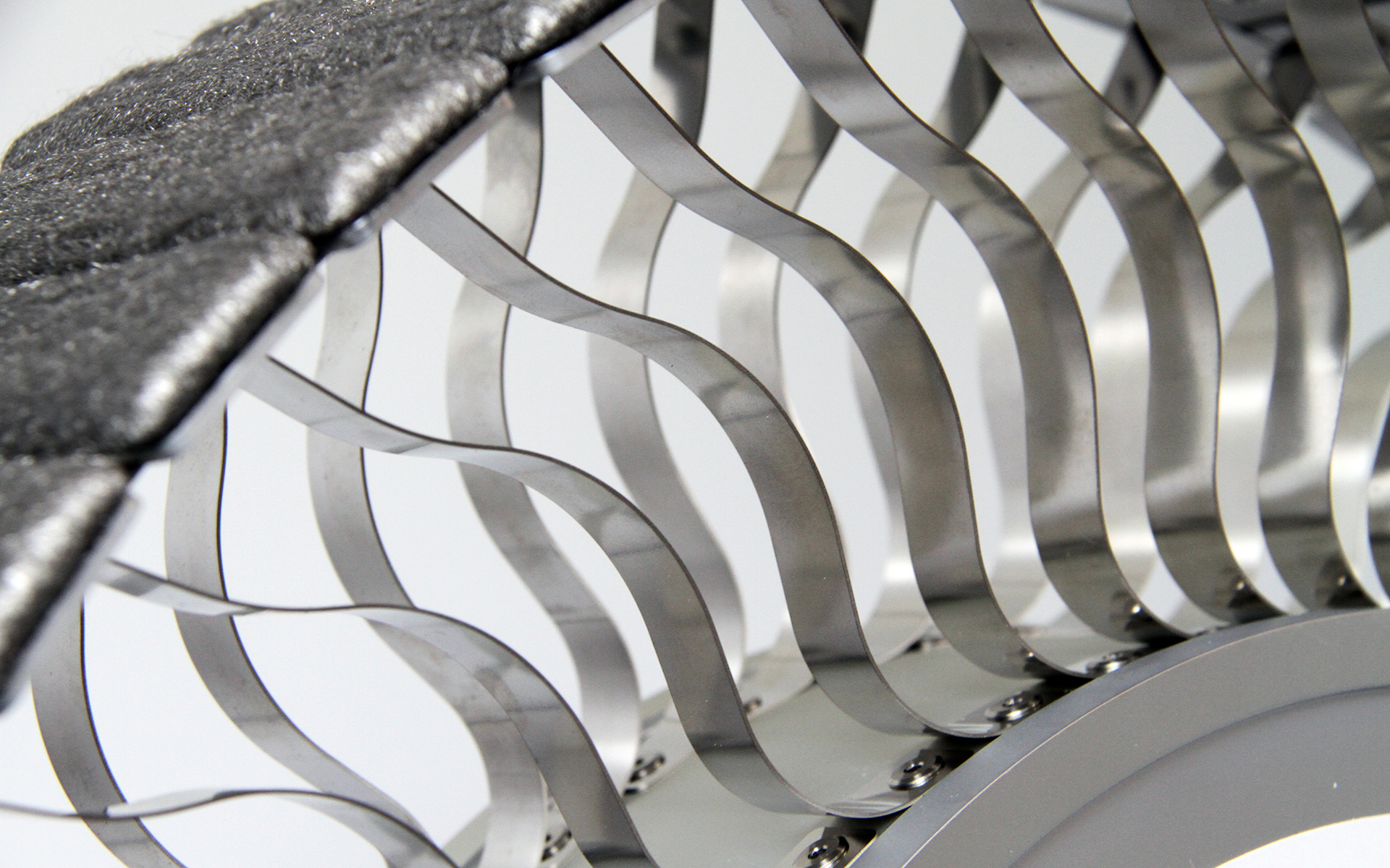 金属（ステンレス）製スポークを採用うるとともに、次世代タイヤ「エアフリー」で培ってきた技術を活かした第2世代の月面探査車用タイヤ