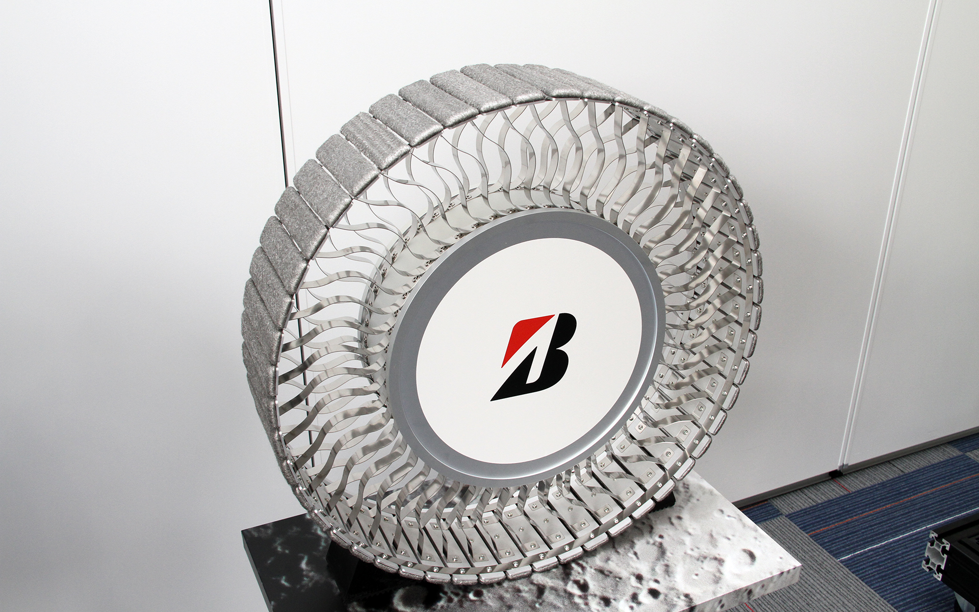 金属（ステンレス）製スポークを採用うるとともに、次世代タイヤ「エアフリー」で培ってきた技術を活かした第2世代の月面探査車用タイヤ