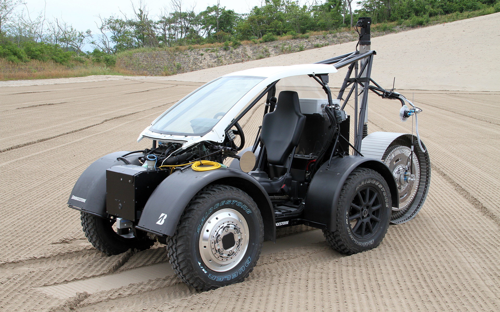 走行試験で使われた車両。非常に細かい月の砂に似た鳥取砂丘で走破性を高める摩擦力のメカニズムを理解する。なお、月面は地球の6分の1の重力しかないため、それを再現しながら実験が行なえないことも課題の1つという
