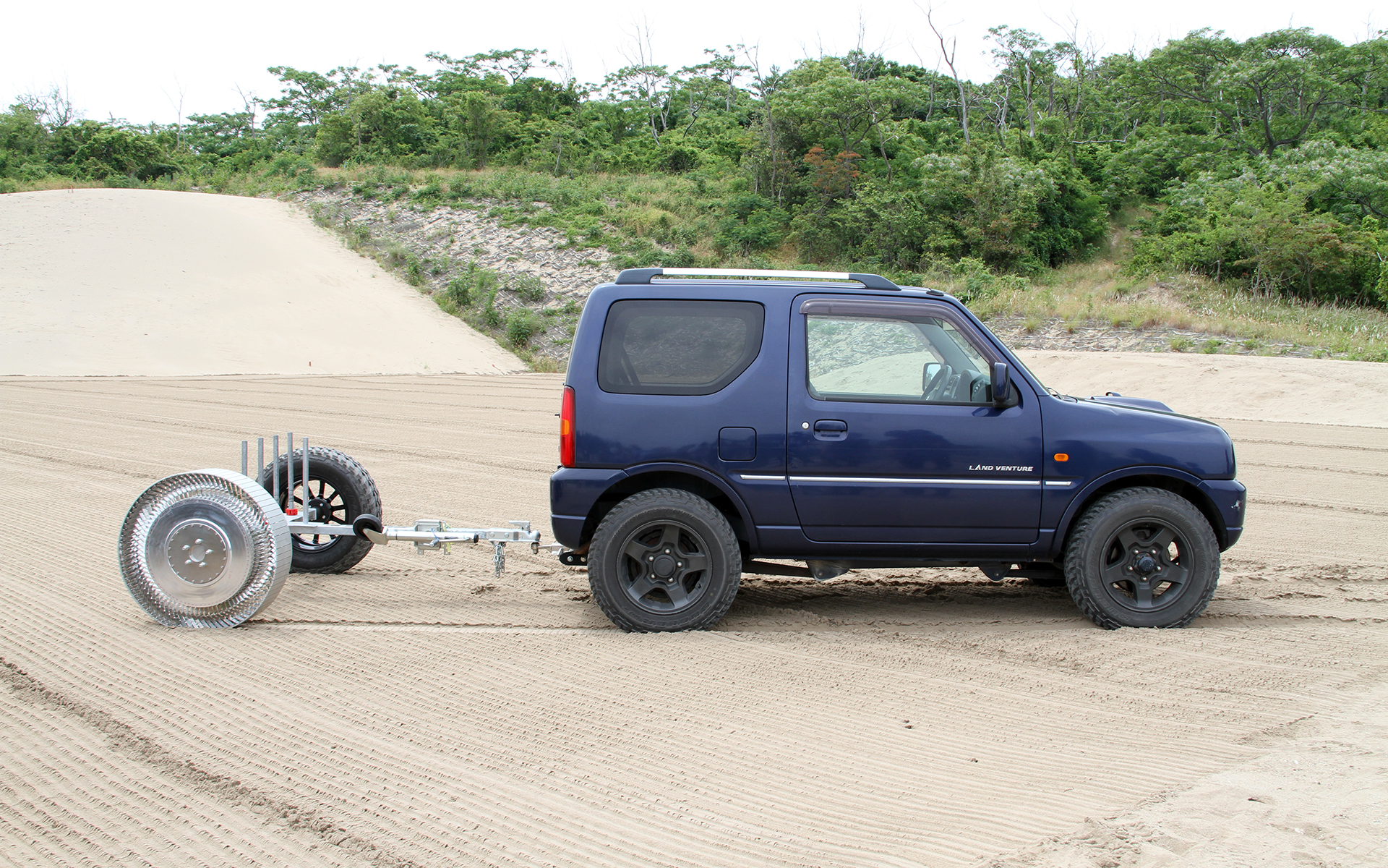 走行試験で使われた車両。非常に細かい月の砂に似た鳥取砂丘で走破性を高める摩擦力のメカニズムを理解する。なお、月面は地球の6分の1の重力しかないため、それを再現しながら実験が行なえないことも課題の1つという