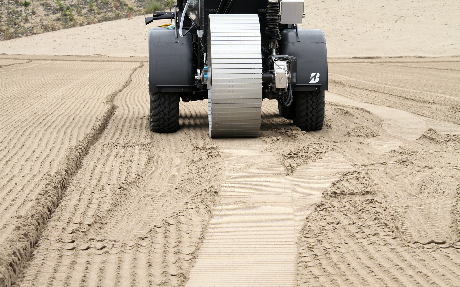 走行試験で使われた車両。非常に細かい月の砂に似た鳥取砂丘で走破性を高める摩擦力のメカニズムを理解する。なお、月面は地球の6分の1の重力しかないため、それを再現しながら実験が行なえないことも課題の1つという