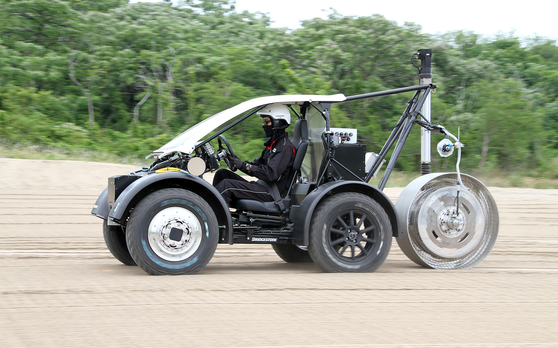走行試験で使われた車両。非常に細かい月の砂に似た鳥取砂丘で走破性を高める摩擦力のメカニズムを理解する。なお、月面は地球の6分の1の重力しかないため、それを再現しながら実験が行なえないことも課題の1つという