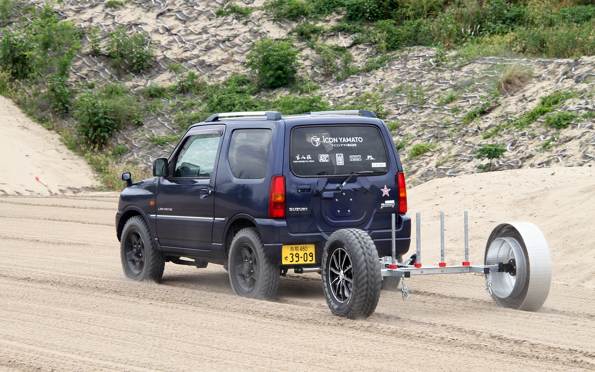 走行試験で使われた車両。非常に細かい月の砂に似た鳥取砂丘で走破性を高める摩擦力のメカニズムを理解する。なお、月面は地球の6分の1の重力しかないため、それを再現しながら実験が行なえないことも課題の1つという