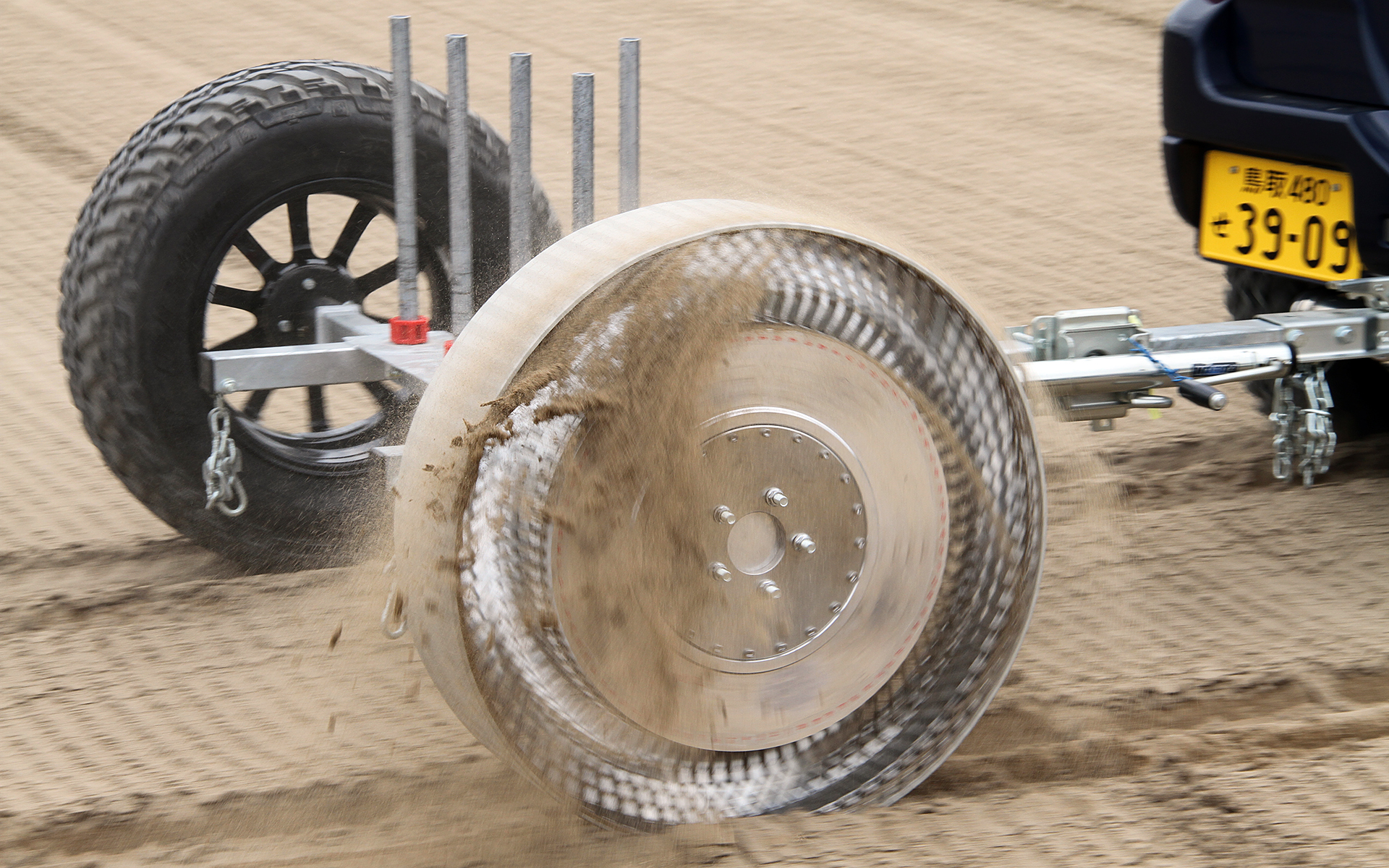 走行試験で使われた車両。非常に細かい月の砂に似た鳥取砂丘で走破性を高める摩擦力のメカニズムを理解する。なお、月面は地球の6分の1の重力しかないため、それを再現しながら実験が行なえないことも課題の1つという