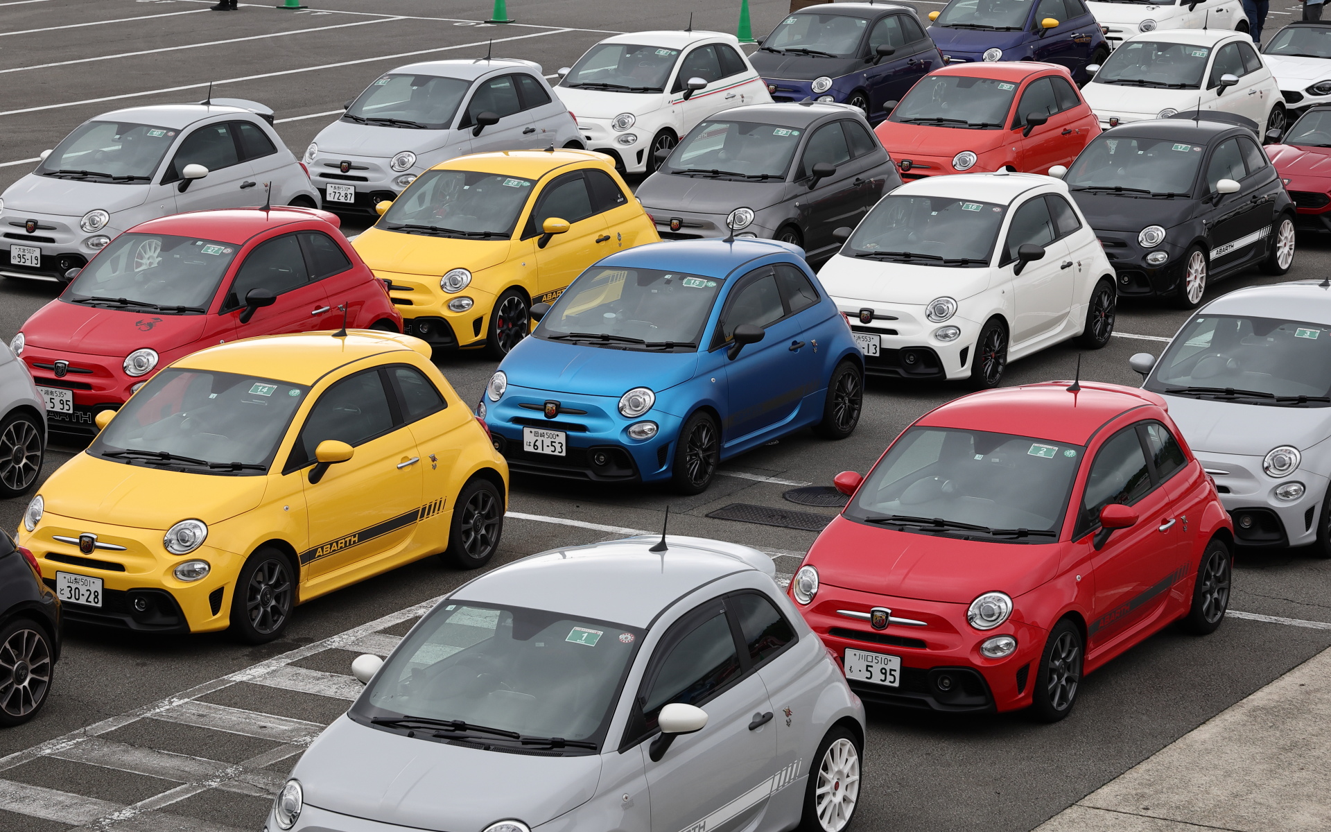 アバルト車89台が富士スピードウェイに集まった