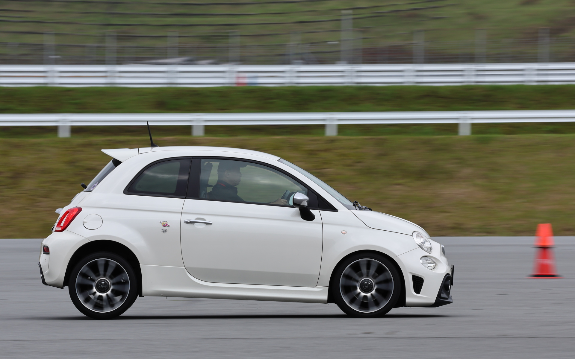 フル加速をしてからのフルブレーキ。サーキット走行経験者だからか、インストラクター陣からは「いいねぇー」「素晴らしい」の声がかかる