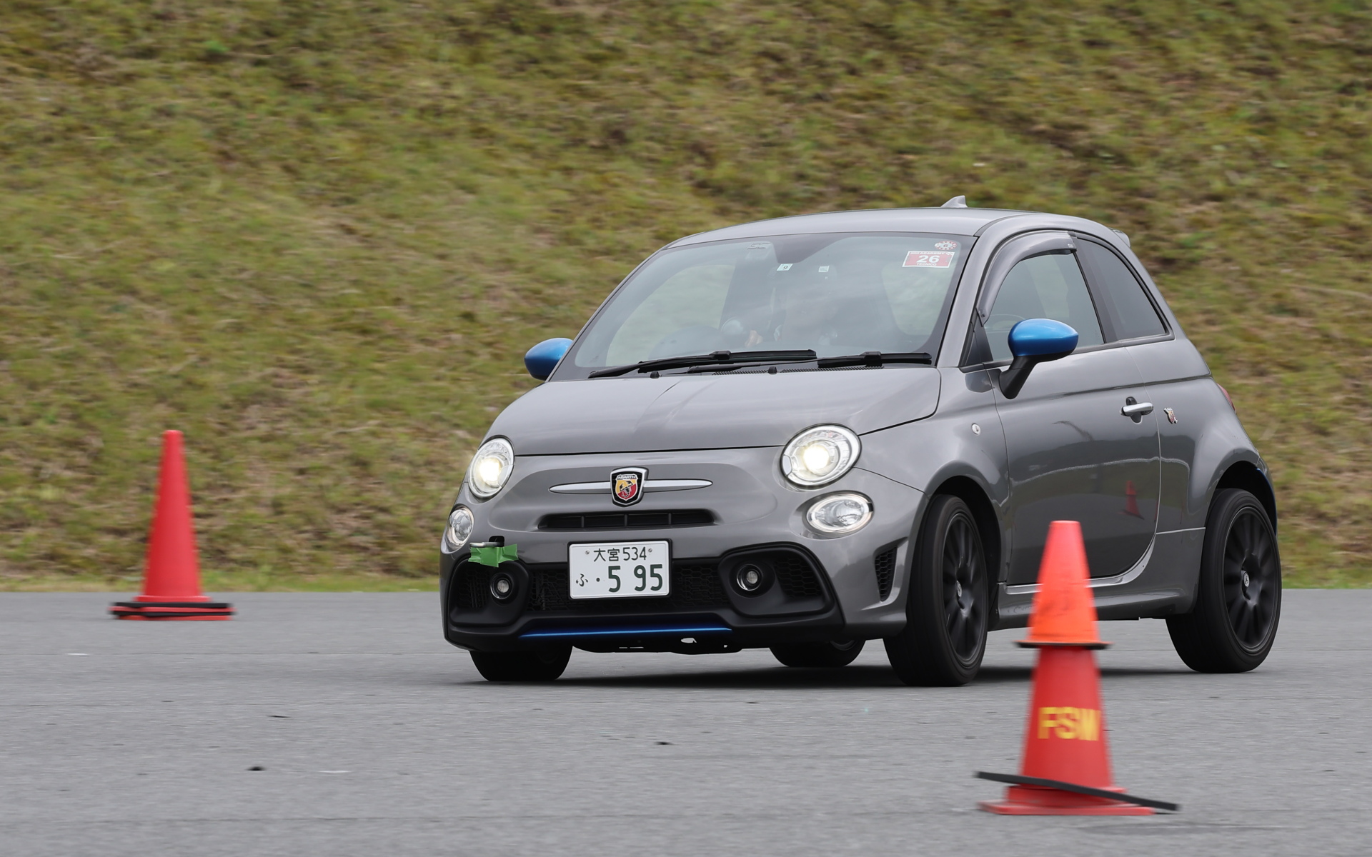 コーナリングではクルマの限界を探るようなドライビングを試してみる参加者もいた