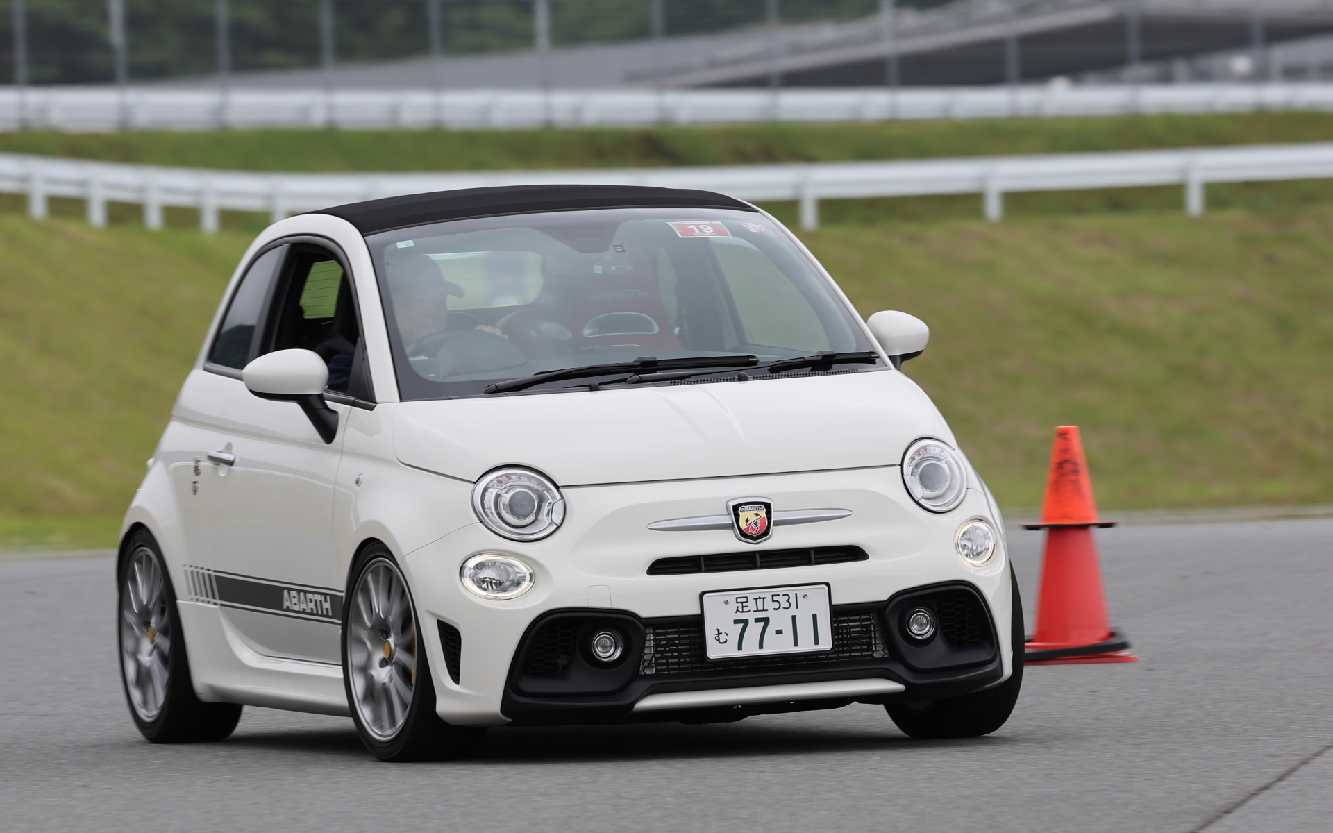 コーナリングではクルマの限界を探るようなドライビングを試してみる参加者もいた