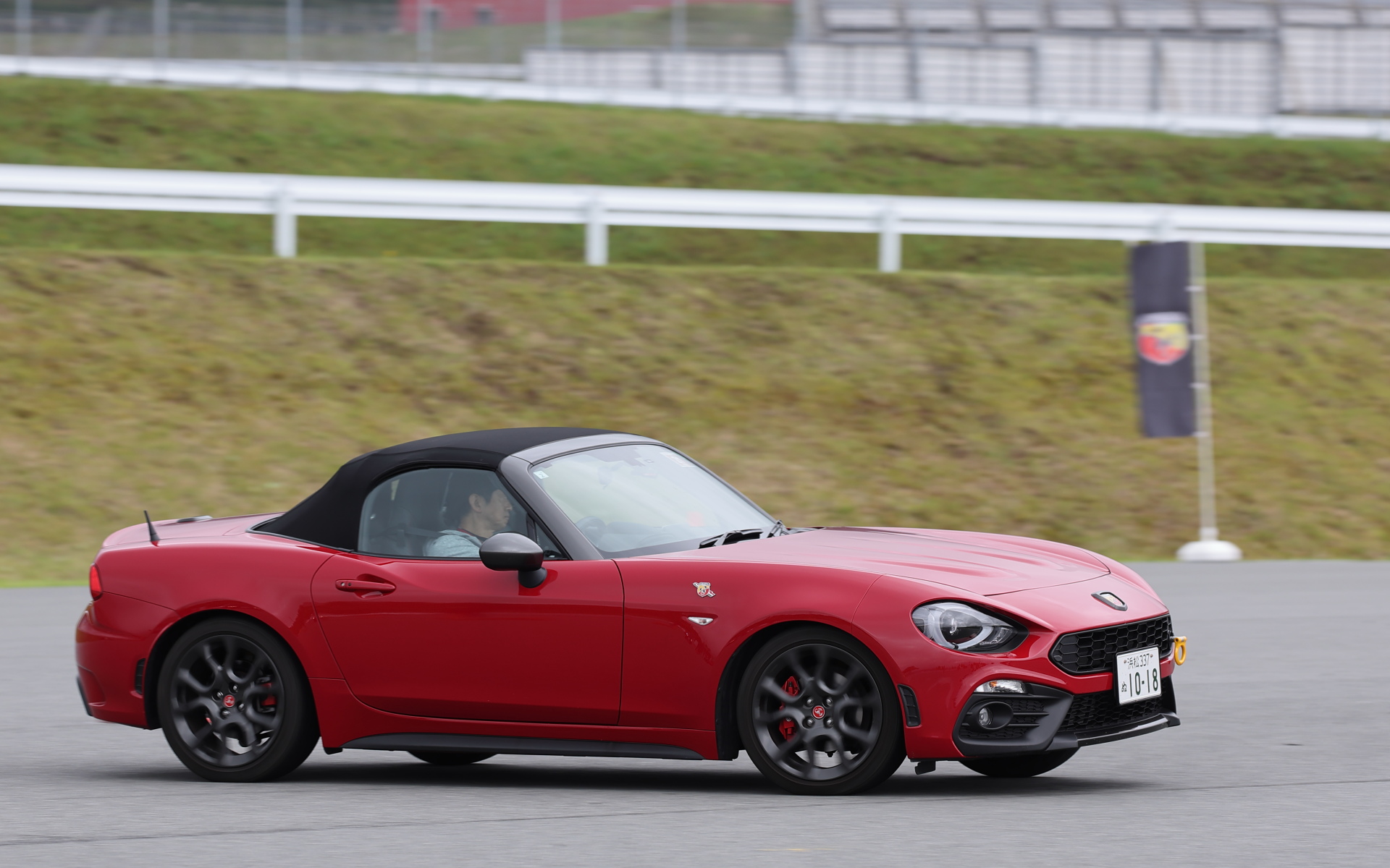 コーナリングではクルマの限界を探るようなドライビングを試してみる参加者もいた