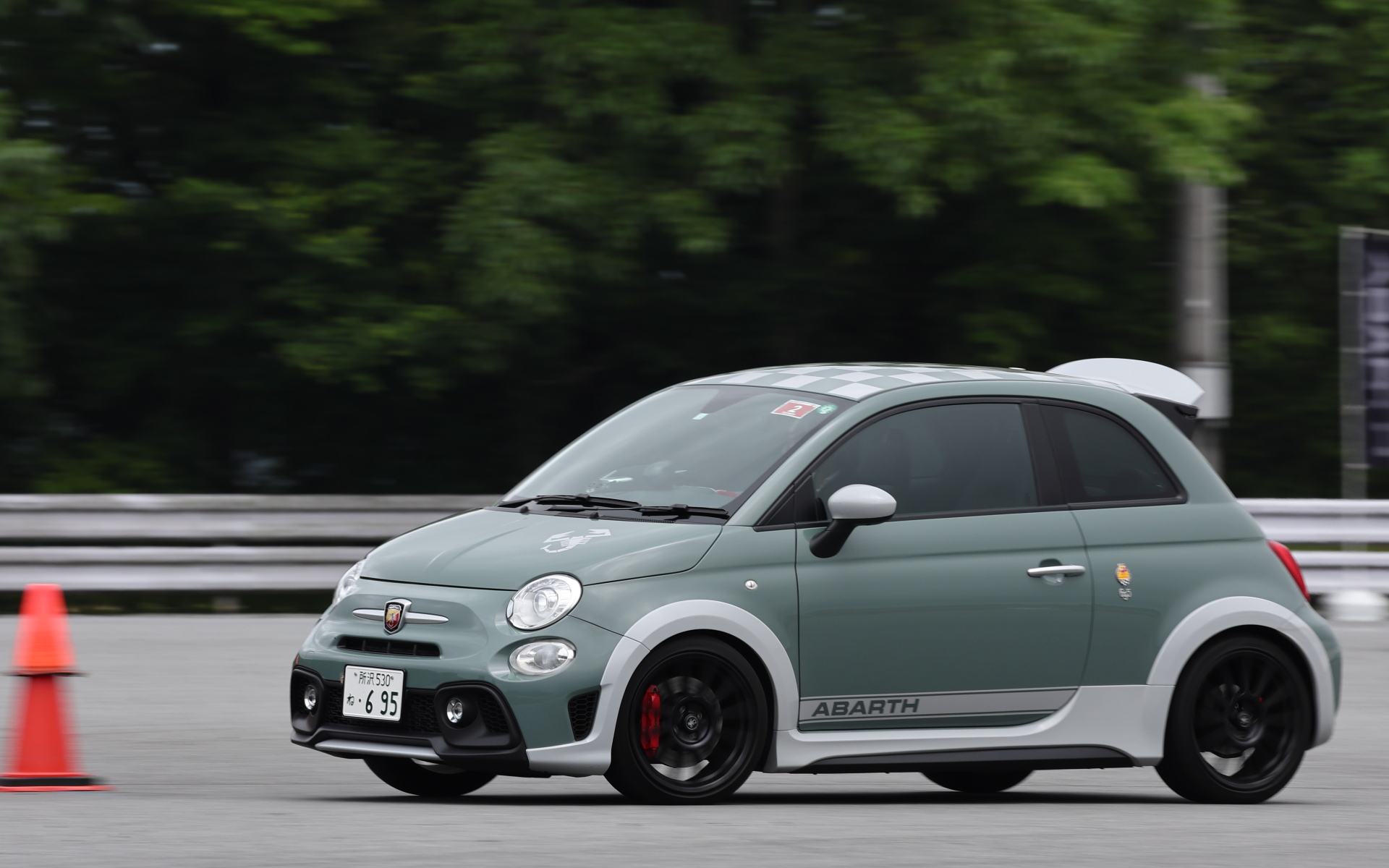 右、左、右、左……とステアリング操作をしながら、アクセル・ブレーキも同時に操作しなければいけないスラローム。インストラクター陣は1台ずつの走りを見て、的確なアドバイスをしてくれる