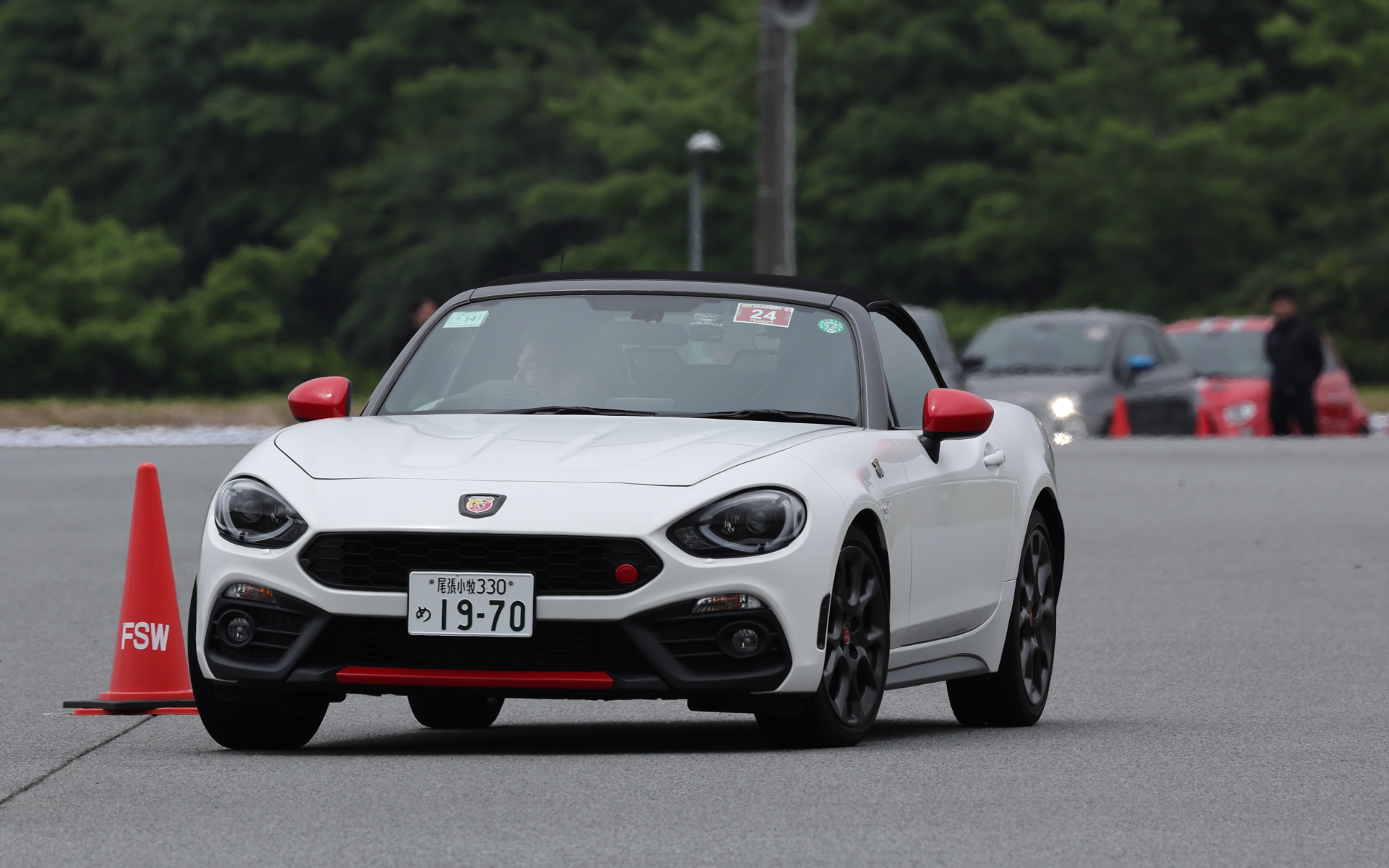 右、左、右、左……とステアリング操作をしながら、アクセル・ブレーキも同時に操作しなければいけないスラローム。インストラクター陣は1台ずつの走りを見て、的確なアドバイスをしてくれる