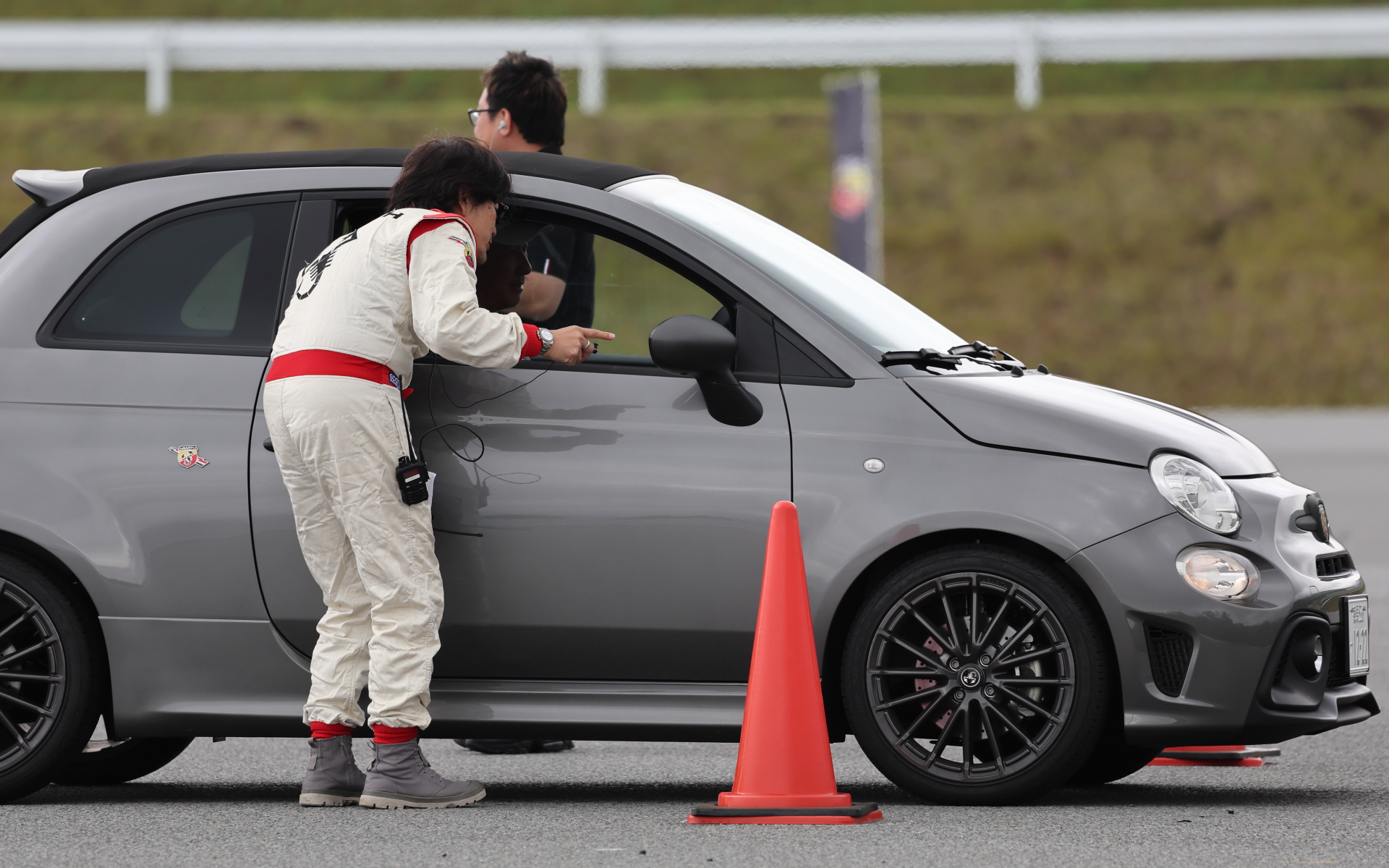 右、左、右、左……とステアリング操作をしながら、アクセル・ブレーキも同時に操作しなければいけないスラローム。インストラクター陣は1台ずつの走りを見て、的確なアドバイスをしてくれる