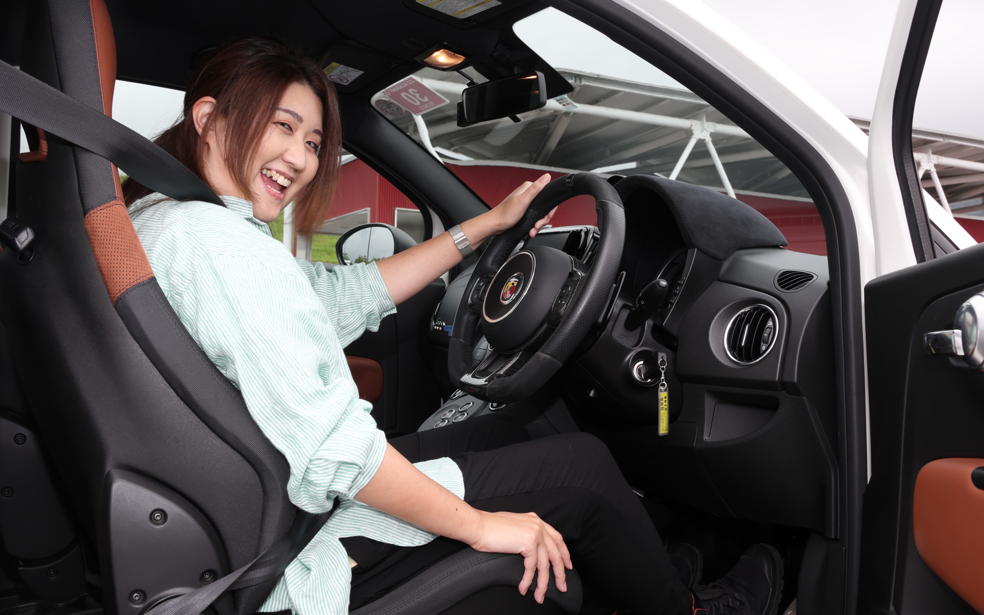 記者もアバルト 595をお借りしてプログラムを体験