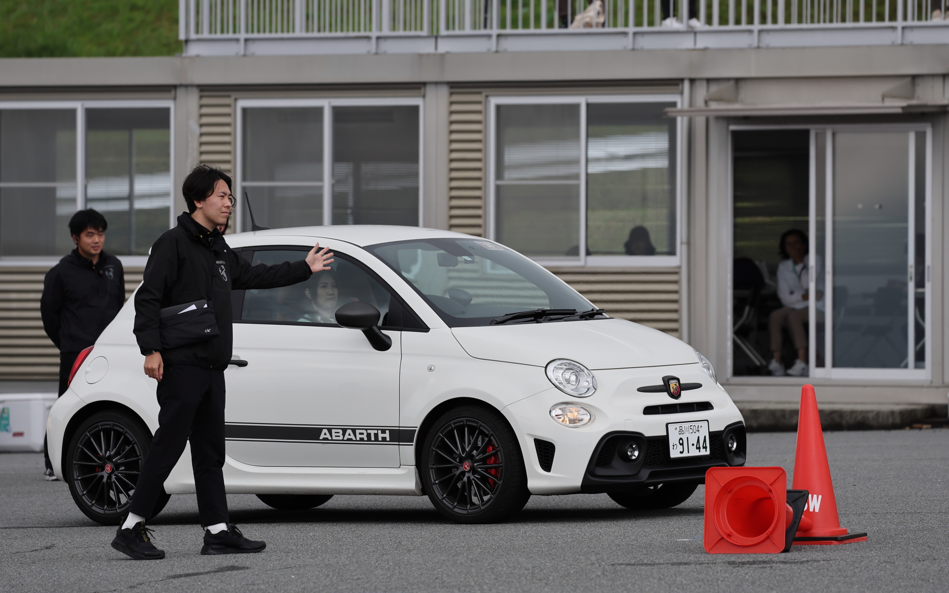 記者もアバルト 595をお借りしてプログラムを体験