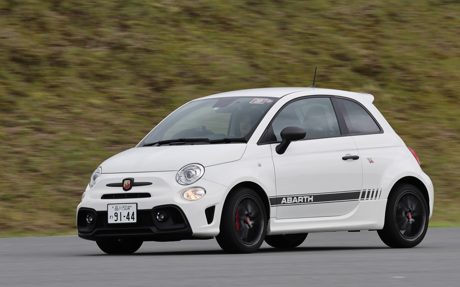 記者もアバルト 595をお借りしてプログラムを体験