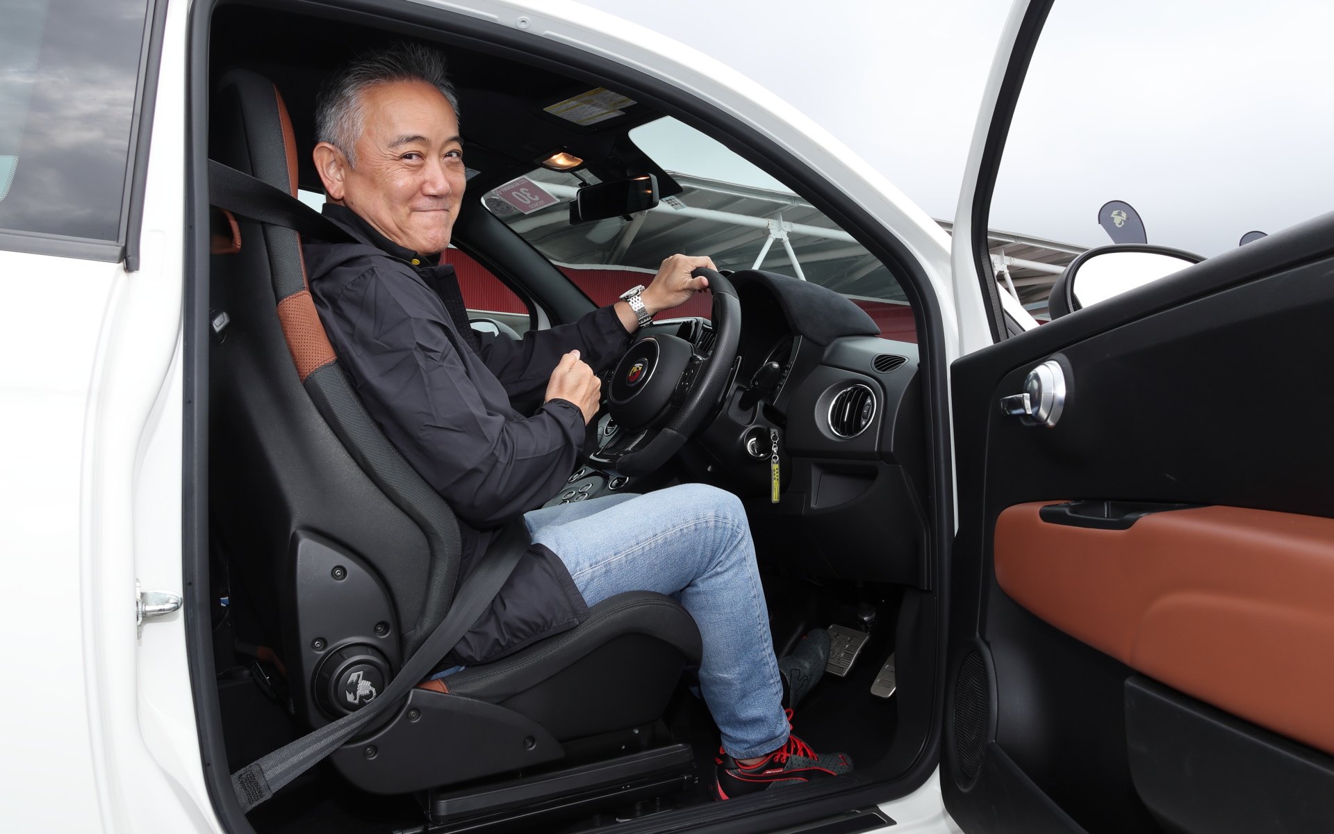 参加者の走りを見ていて「乗りたい～～～」と言っていた打越社長もプログラムに飛び入り参加。走行中に手を振るサービスも見せてくれた