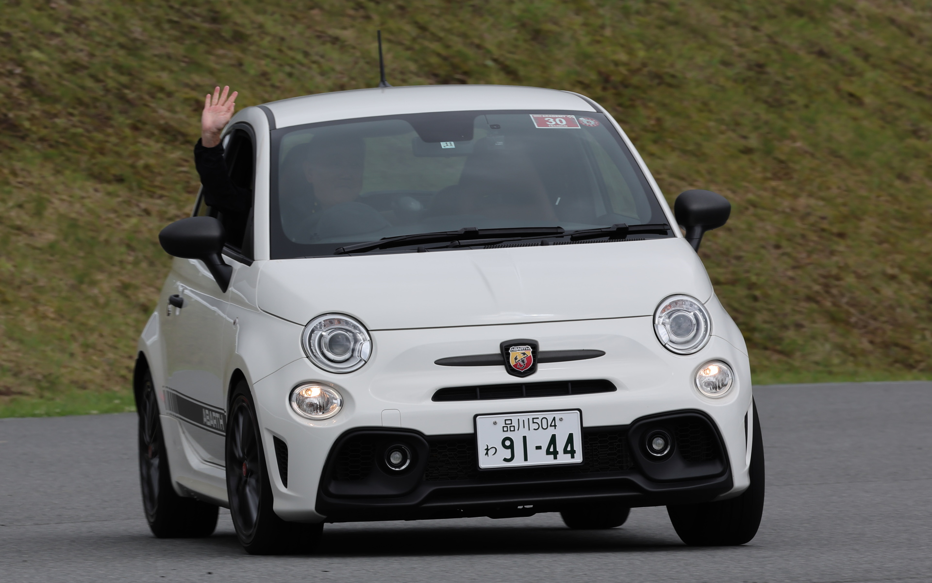 参加者の走りを見ていて「乗りたい～～～」と言っていた打越社長もプログラムに飛び入り参加。走行中に手を振るサービスも見せてくれた