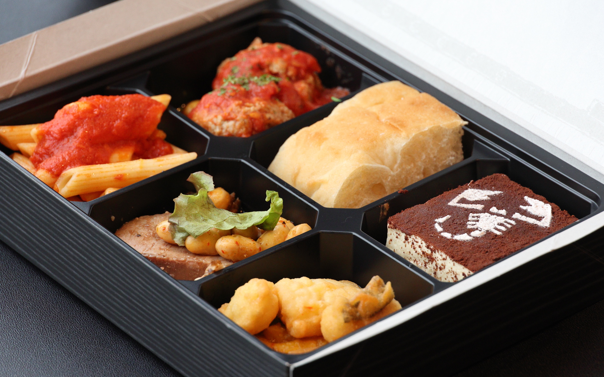 ランチのお弁当は、なんとイタリアン！　サソリのロゴが描かれたティラミスも入っており、食べるのがもったいないほど