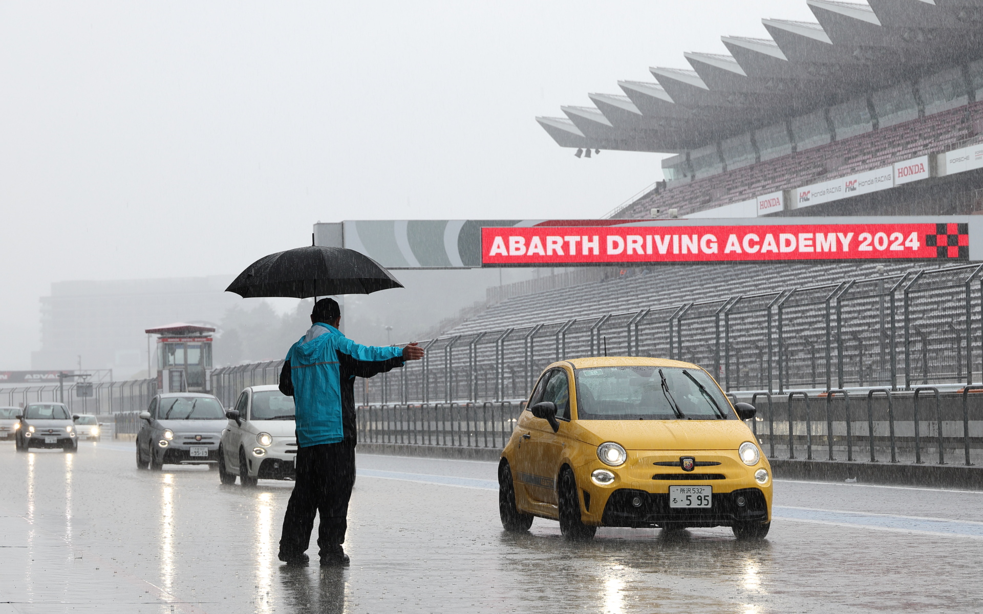 午後のレーシングコースでの走行はウェットコンディションに