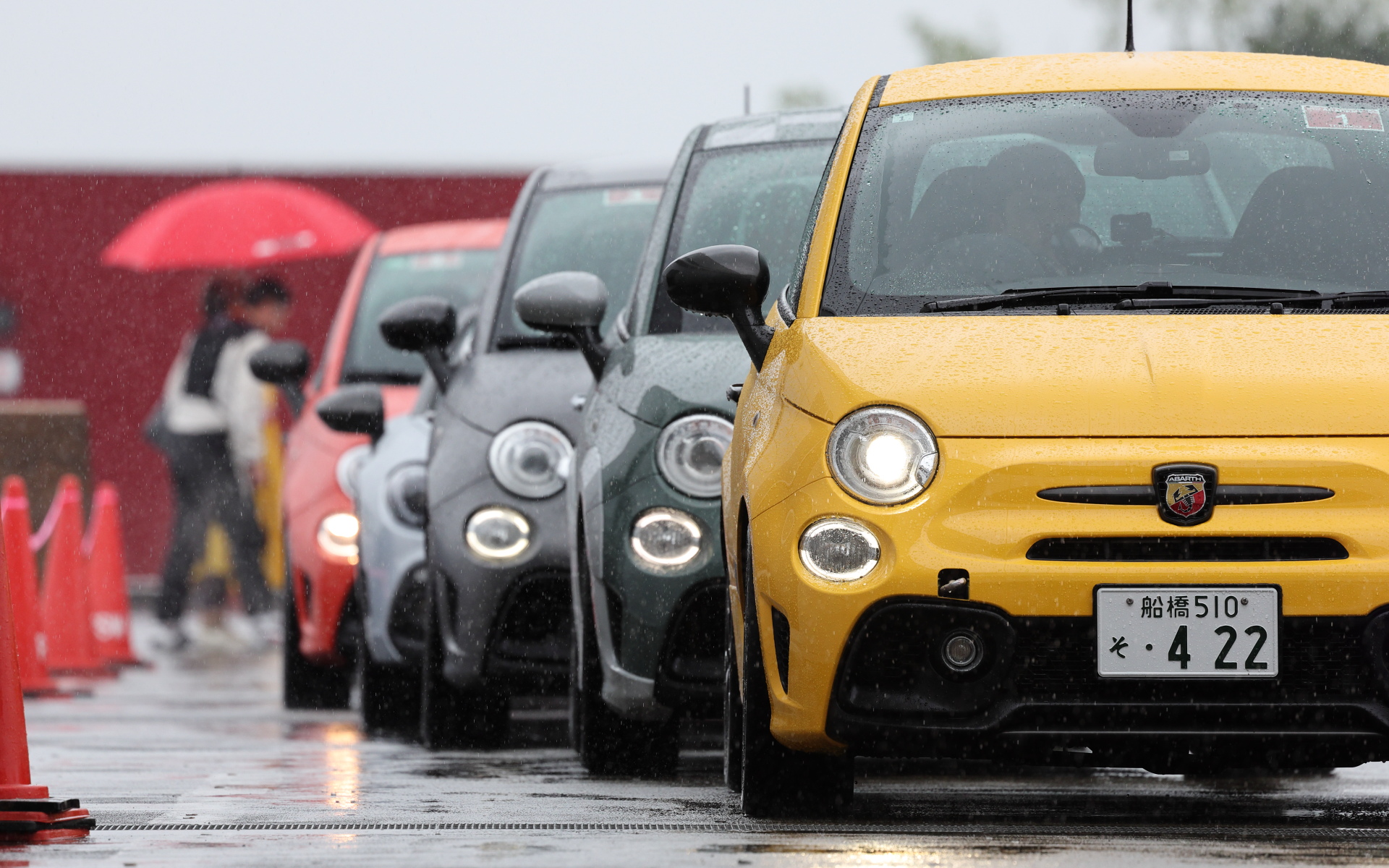 インストラクターの運転する車両にくっついて走行。ライン取りを見られるだけでなく、「ウェットコンディションのときに気を付けることは……」「今日はウェットなのでこう走るけれども、ドライのときはこう走る……」など、車載の無線でリアルタイムにアドバイスがもらえる