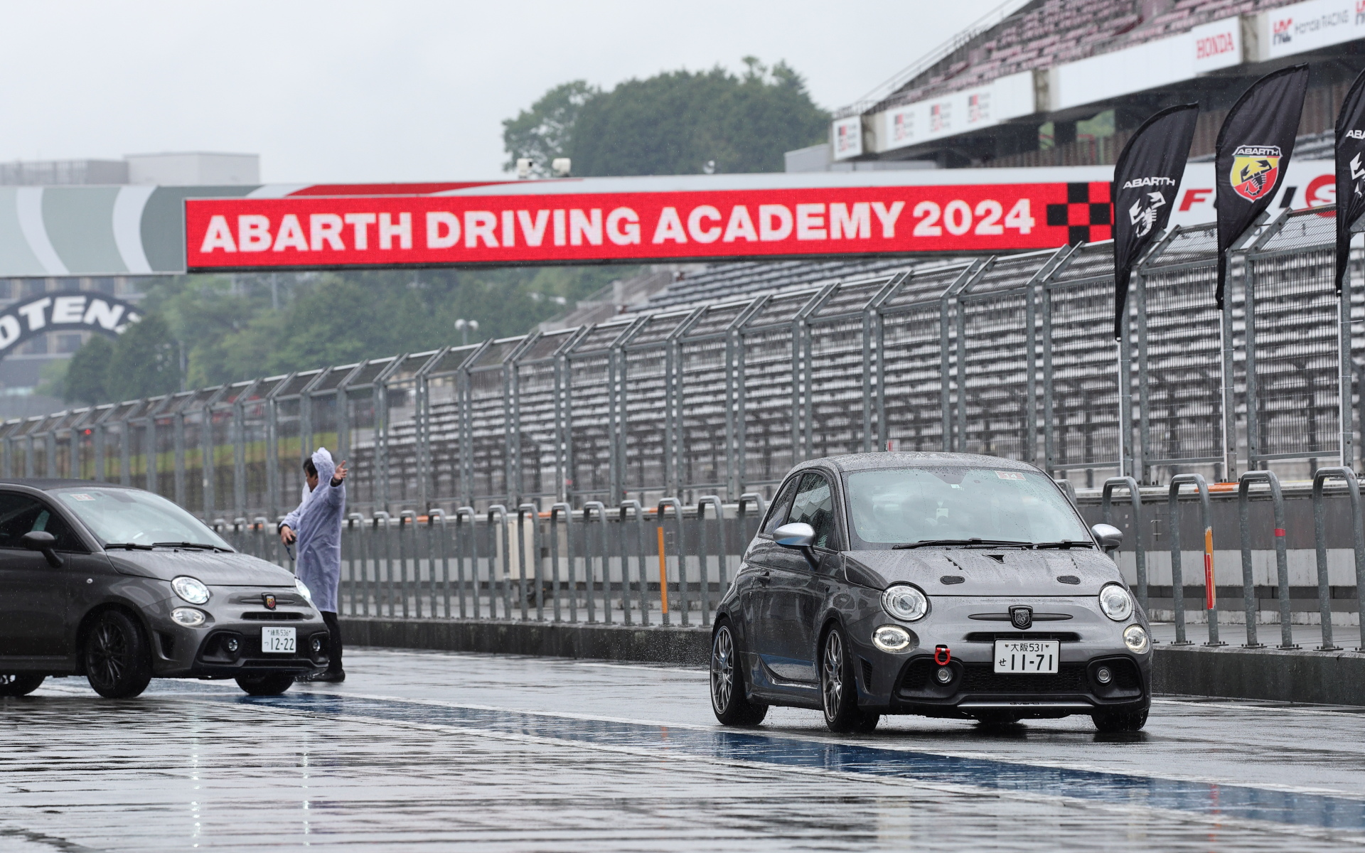 インストラクターの運転する車両にくっついて走行。ライン取りを見られるだけでなく、「ウェットコンディションのときに気を付けることは……」「今日はウェットなのでこう走るけれども、ドライのときはこう走る……」など、車載の無線でリアルタイムにアドバイスがもらえる