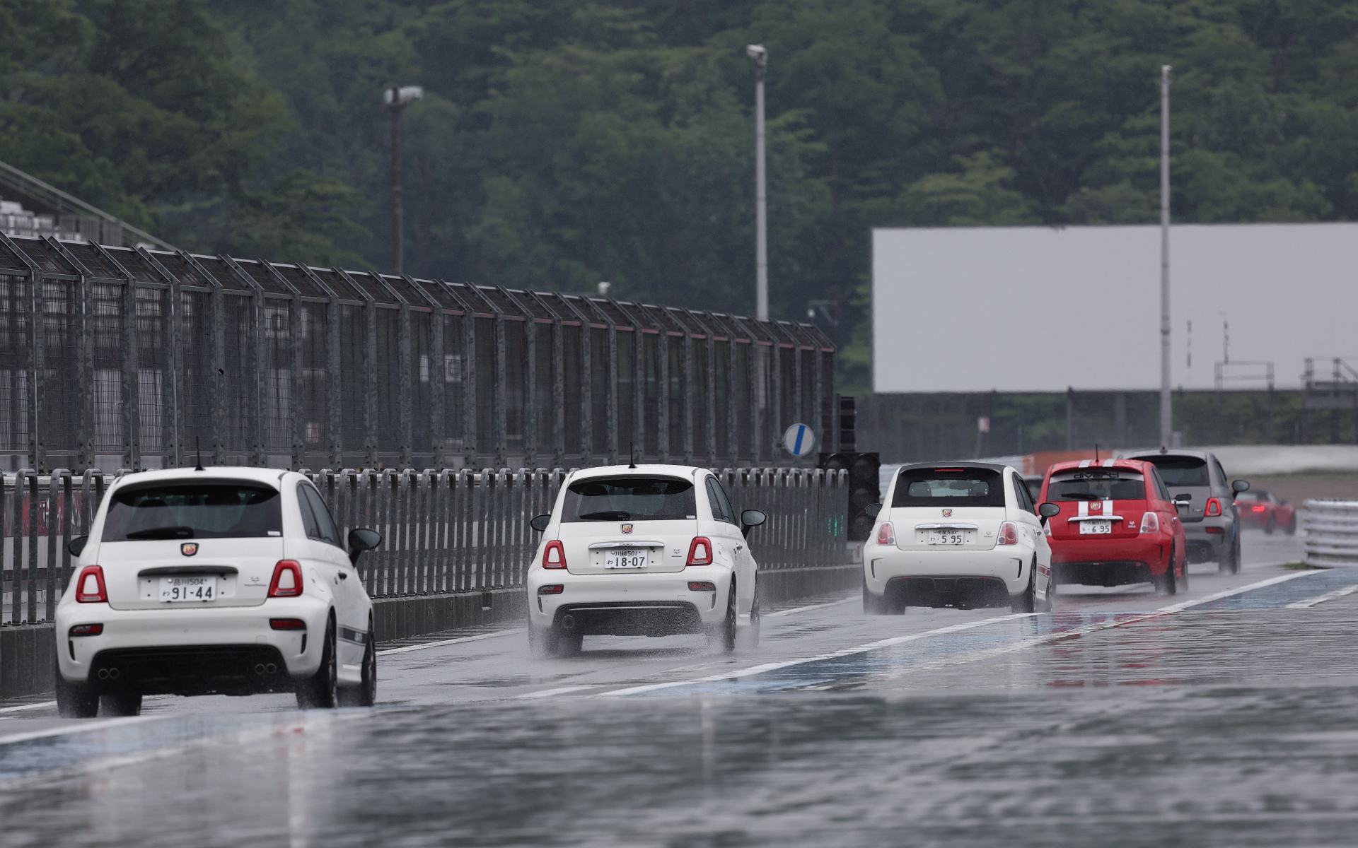 インストラクターの運転する車両にくっついて走行。ライン取りを見られるだけでなく、「ウェットコンディションのときに気を付けることは……」「今日はウェットなのでこう走るけれども、ドライのときはこう走る……」など、車載の無線でリアルタイムにアドバイスがもらえる