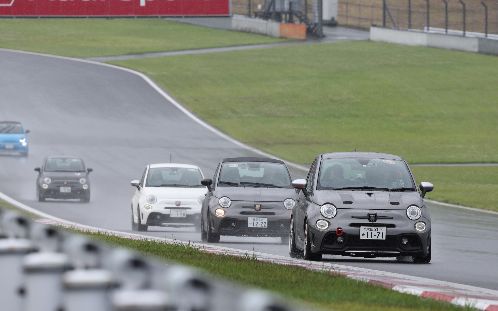 インストラクターが助手席に同乗して、マンツーマンのレッスンが受けられる。インストラクターが乗っていなくても先導走行のようなかたちでレーシングコースを走れるので、練習を繰り返し行なえる