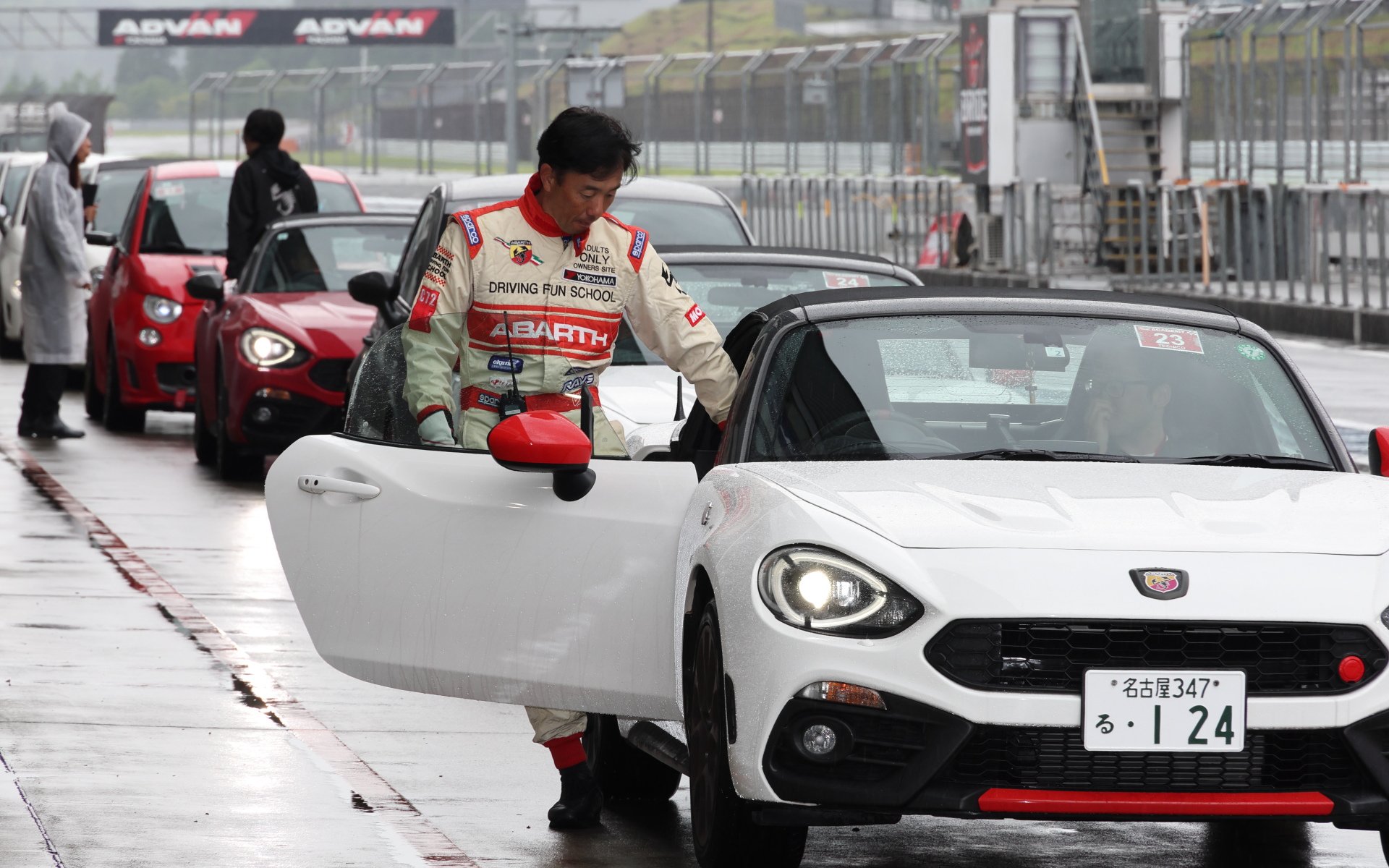 インストラクターが助手席に同乗して、マンツーマンのレッスンが受けられる。インストラクターが乗っていなくても先導走行のようなかたちでレーシングコースを走れるので、練習を繰り返し行なえる