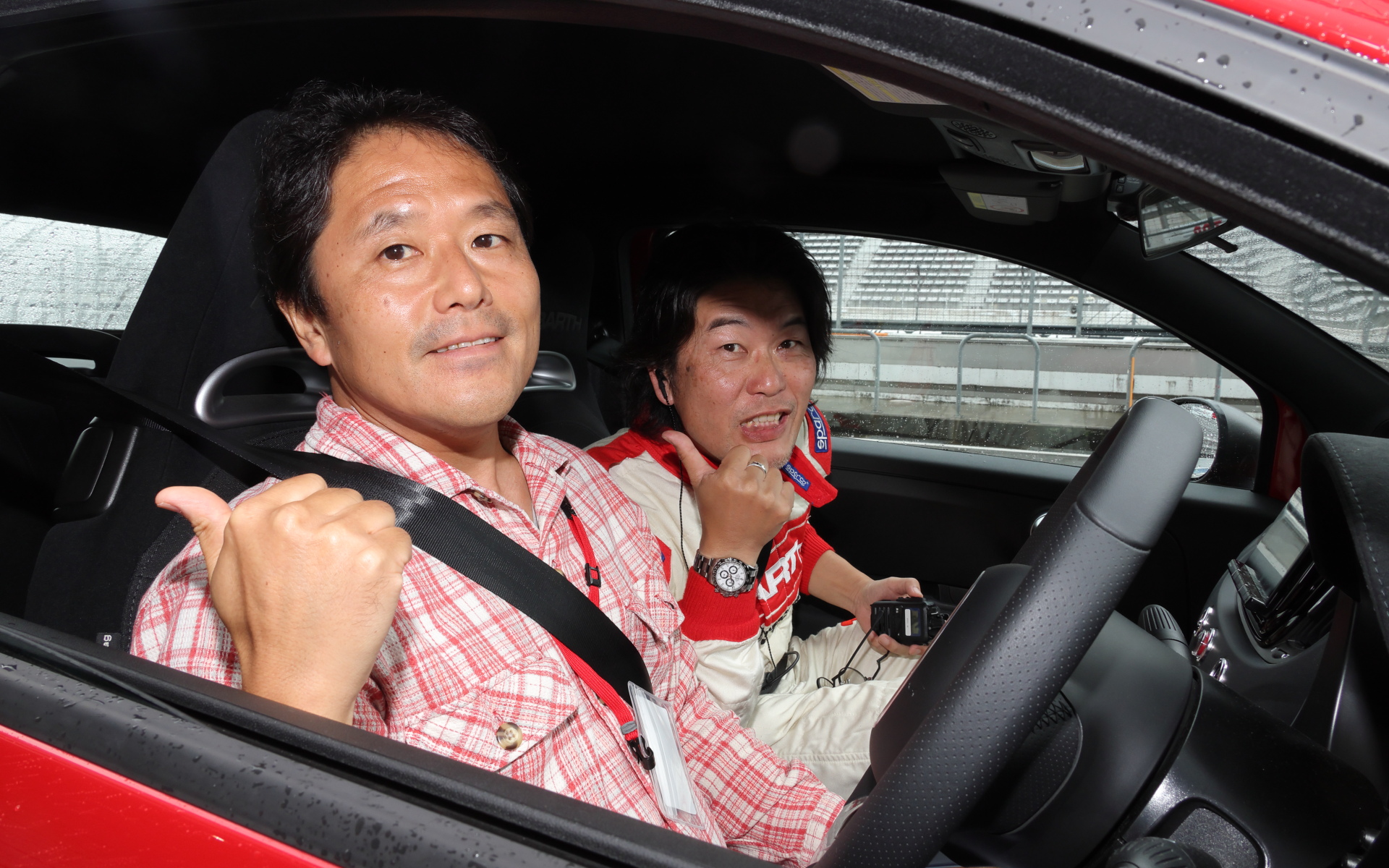 インストラクターが助手席に同乗して、マンツーマンのレッスンが受けられる。インストラクターが乗っていなくても先導走行のようなかたちでレーシングコースを走れるので、練習を繰り返し行なえる