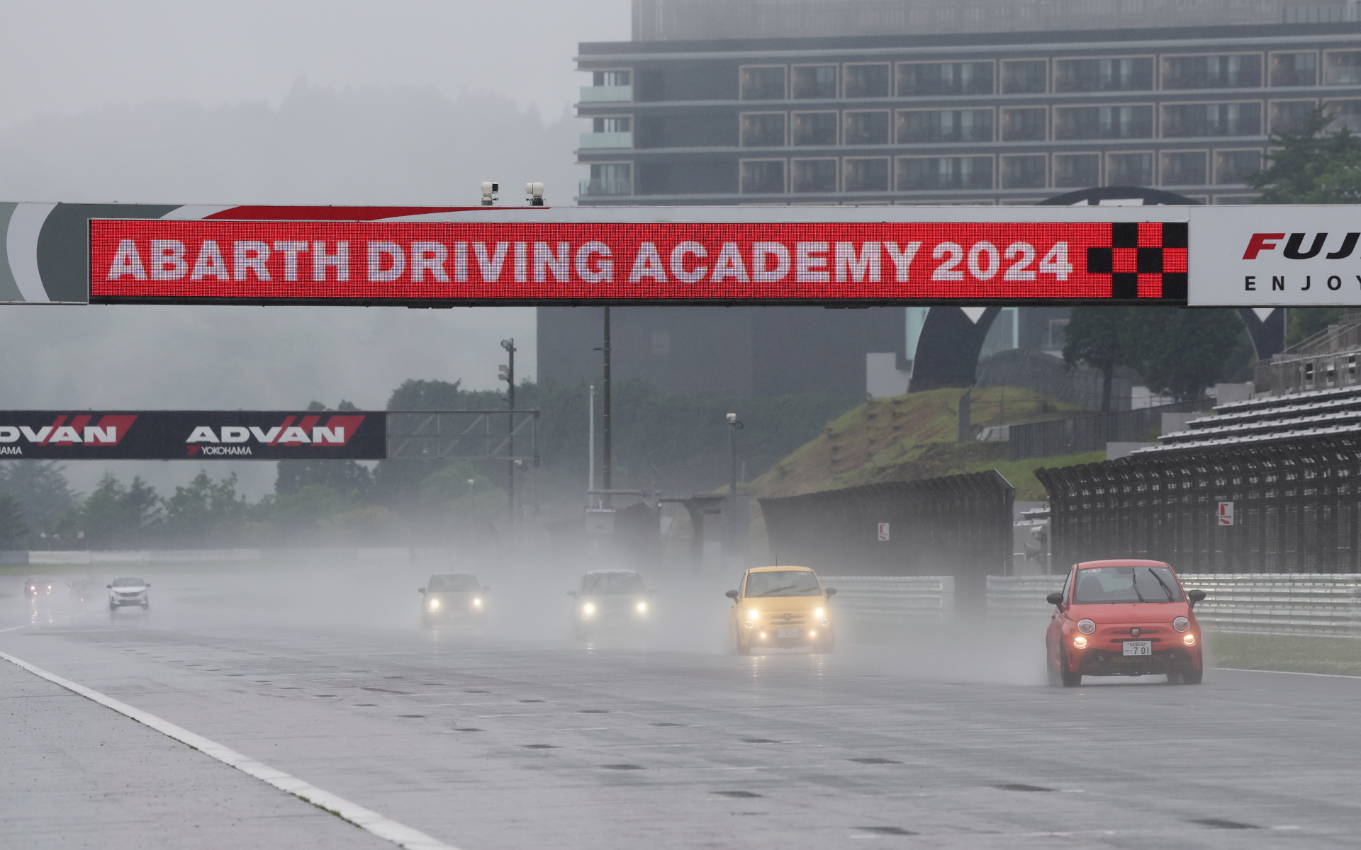 TECNICOクラスは先導走行と同乗走行のあとにフリー走行の時間が設けられているが、フリー走行開始後に雨脚が強まってしまった