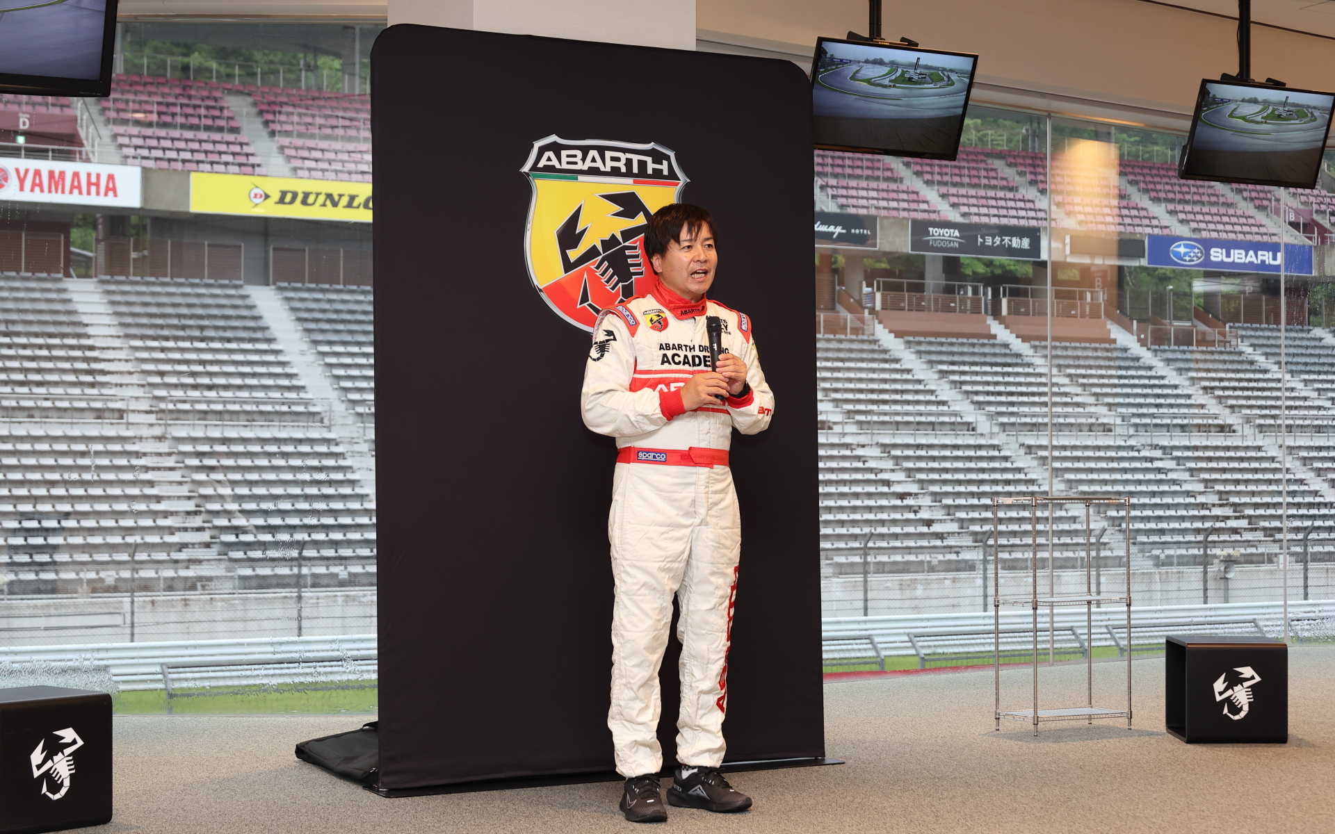 「午前中からいろいろと見させていただいたのですけが、皆さんさすが経験者ということで本当に運転も上手で、スラローム走行もしっかりとトラクションをかけていました。アンダーステアとかを若干出している方もいましたけど、次の走行ではだいたいそれをしっかり修正して、きれいにコーナリングしていく方が多かったかなと思います。レーシングコースの方は雨でウェットの路面での走行になってしまいましたが、事故なく終了できたので本当によかったと思います」と総評を述べた海老澤インストラクター