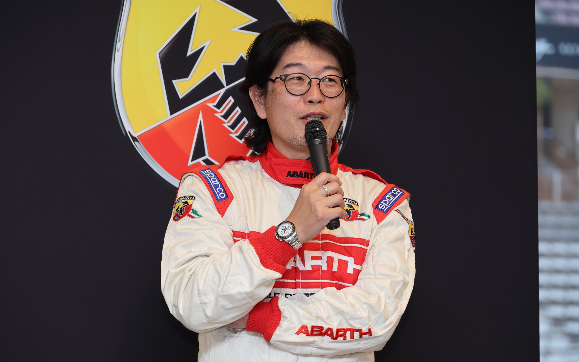 「アバルトのEVはスポーツもできて、しなやかに足まわりが動くってビックリしたんじゃないかと思います。このアバルトの小ささでEVを作ったということは1つのエポックだと思うので気に入った人は買っちゃってください」と話した山田インストラクター