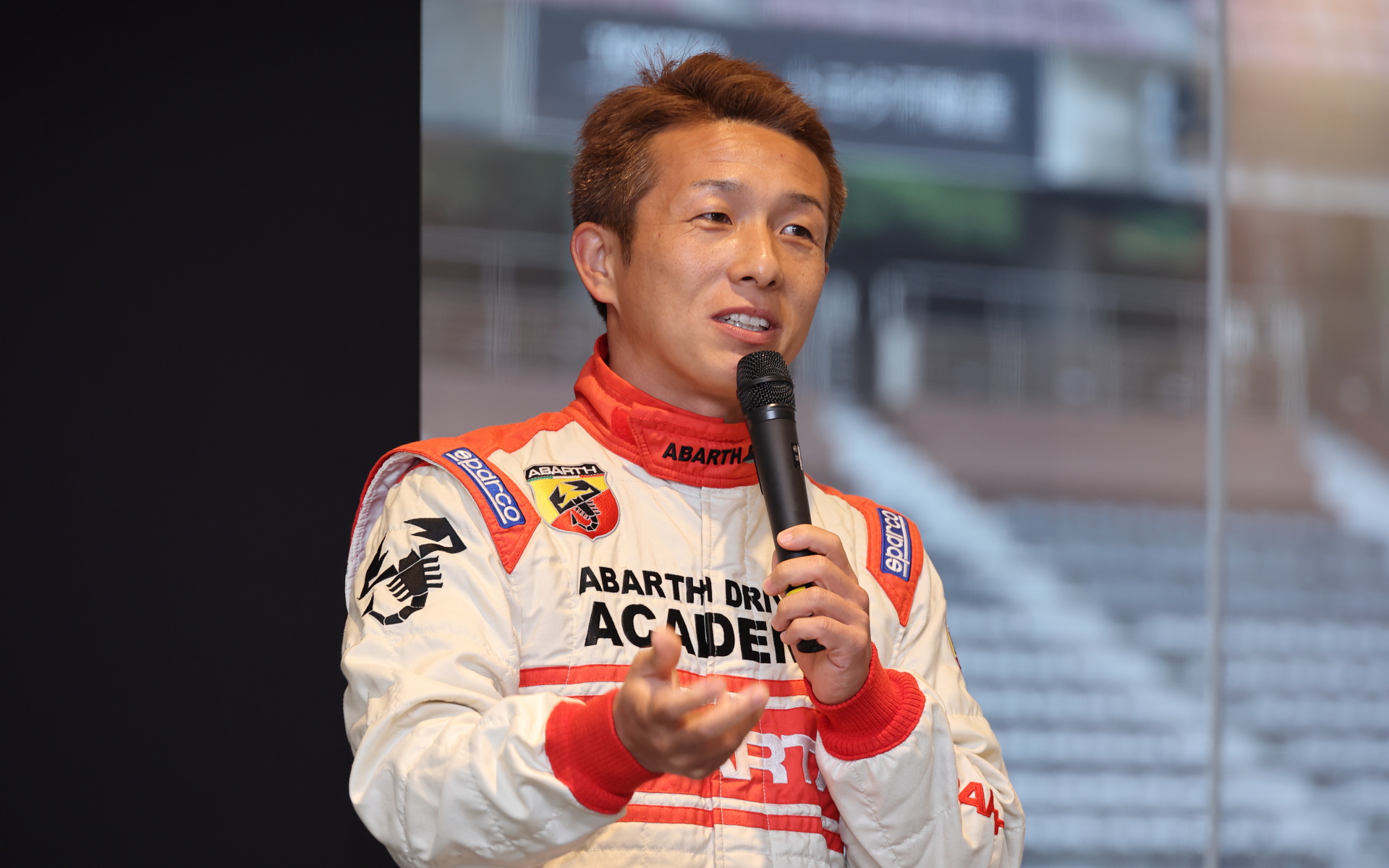 「今日のことを振り返りつつも、アバルトユーザーはメリハリを持って運転して、攻めるときは攻める、安全に走るときは余裕を持った運転ができるように走ってもらえたらいいなと思います」と話した蘇武インストラクター