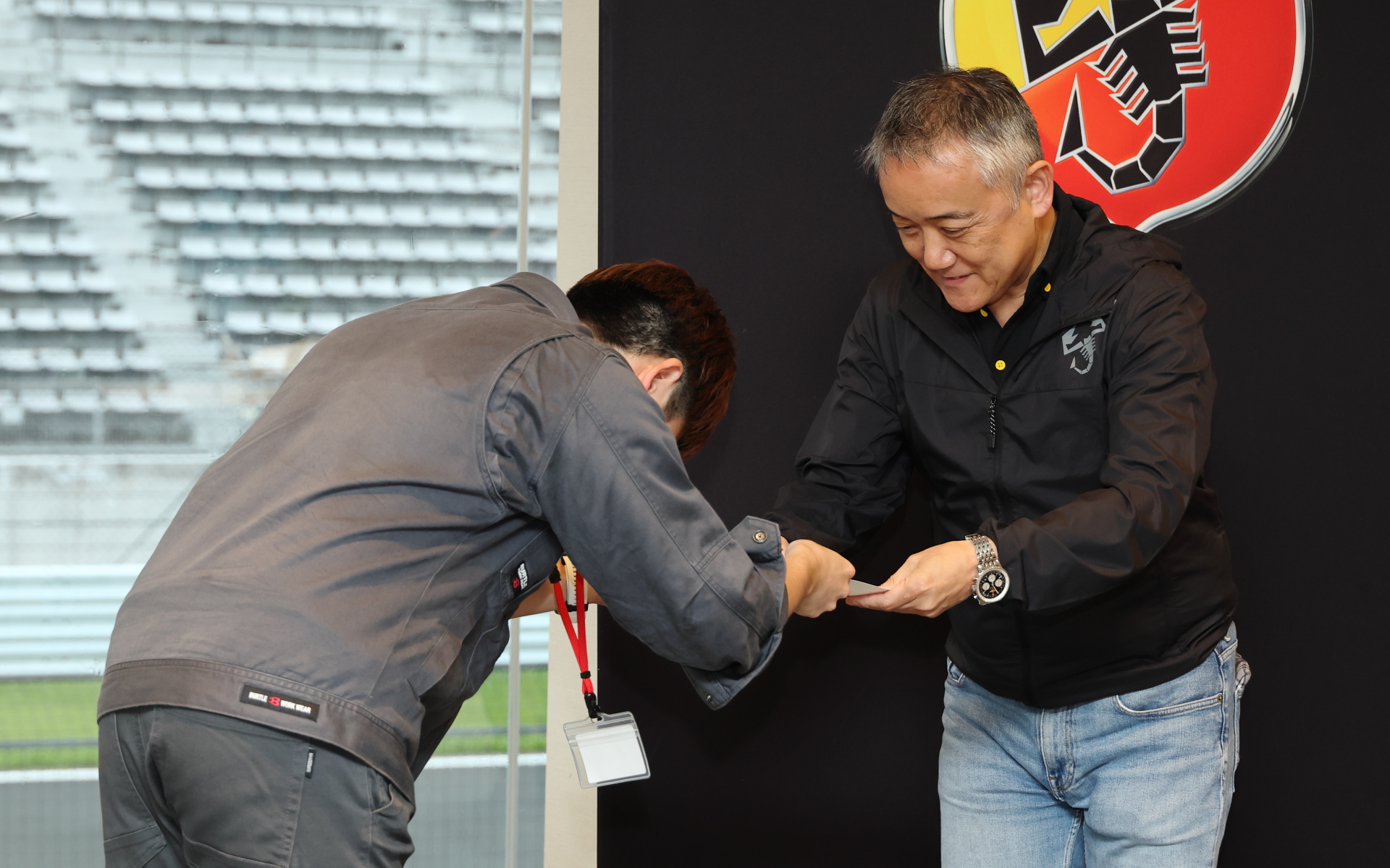 打越社長から参加者1人ずつに修了証が手渡された